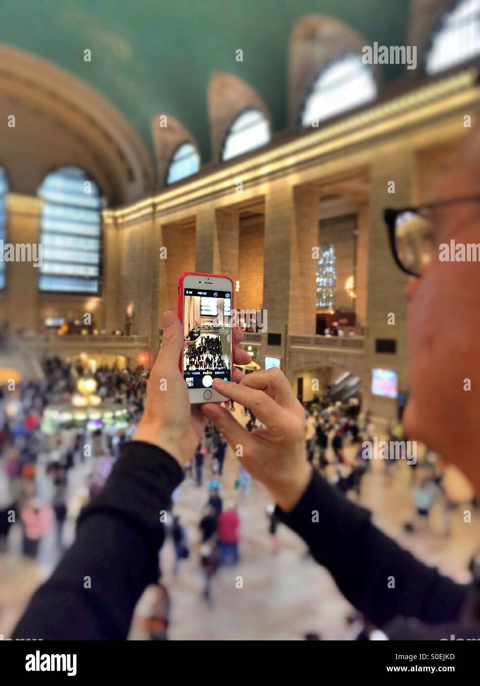 Reifer Mann Handy-Foto. Grand Central Station NYC - Smartphone-aufgenommenes Stockfoto