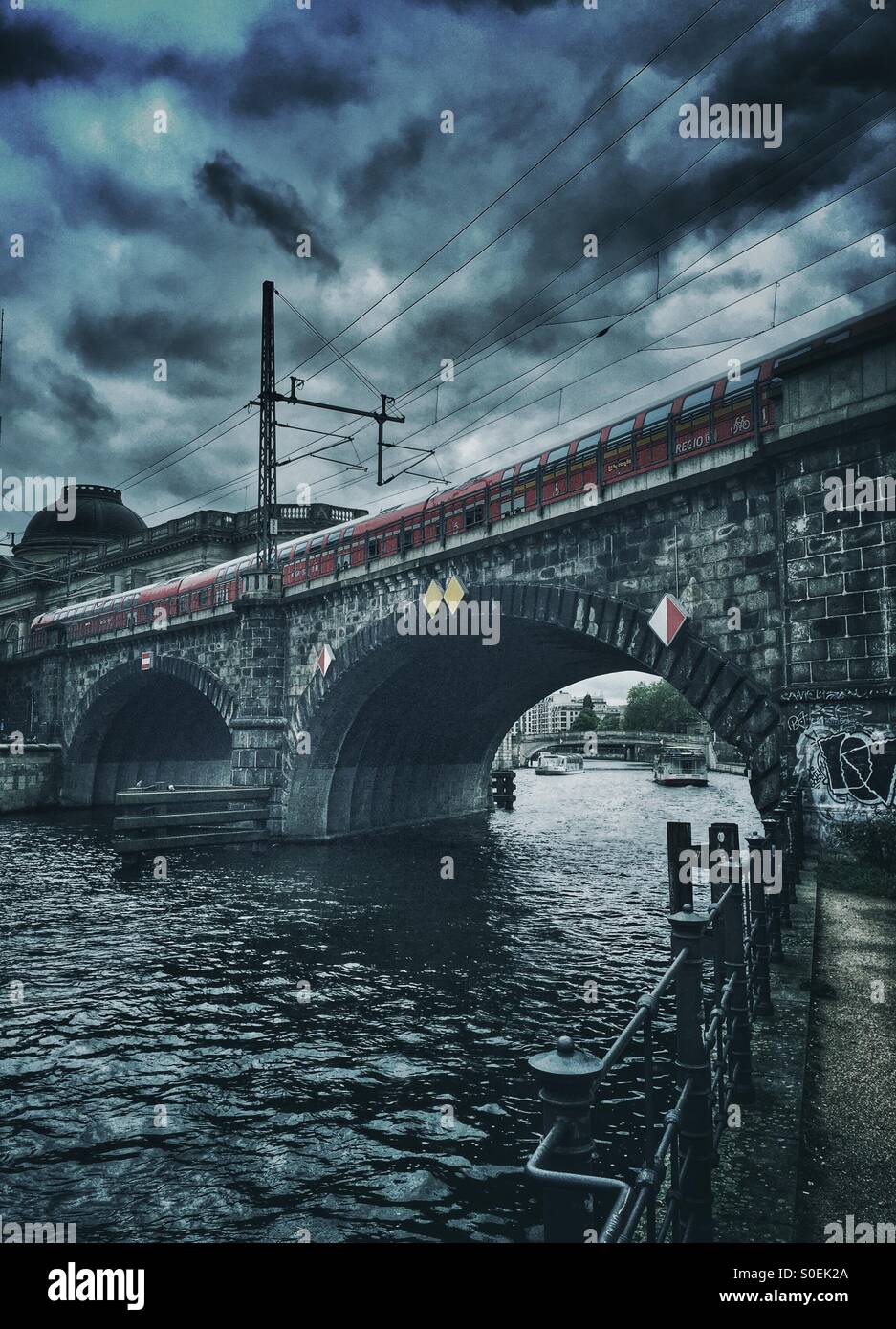 Roter Zug über die Brücke Fluss Spree Berlin Deutschland Stockfoto