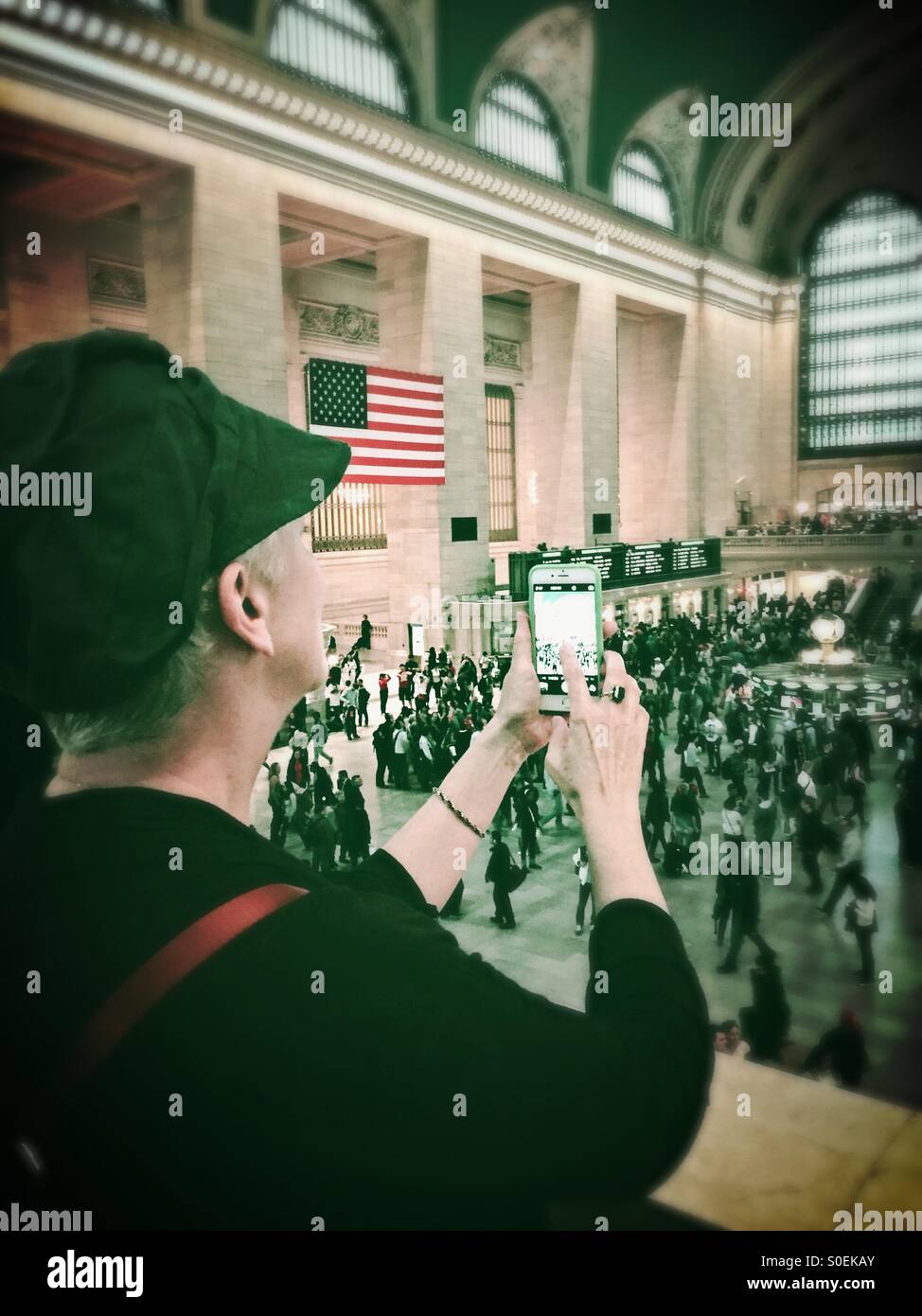 Reife Frau fotografieren im Bahnhof grand central Station NYC - Smartphone-aufgenommenes Stockfoto