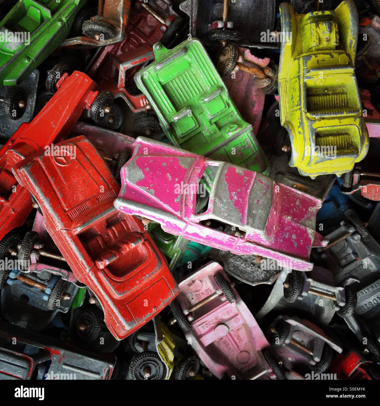 Ein großer Haufen von alten Spielzeugautos in leuchtenden Farben Stockfoto