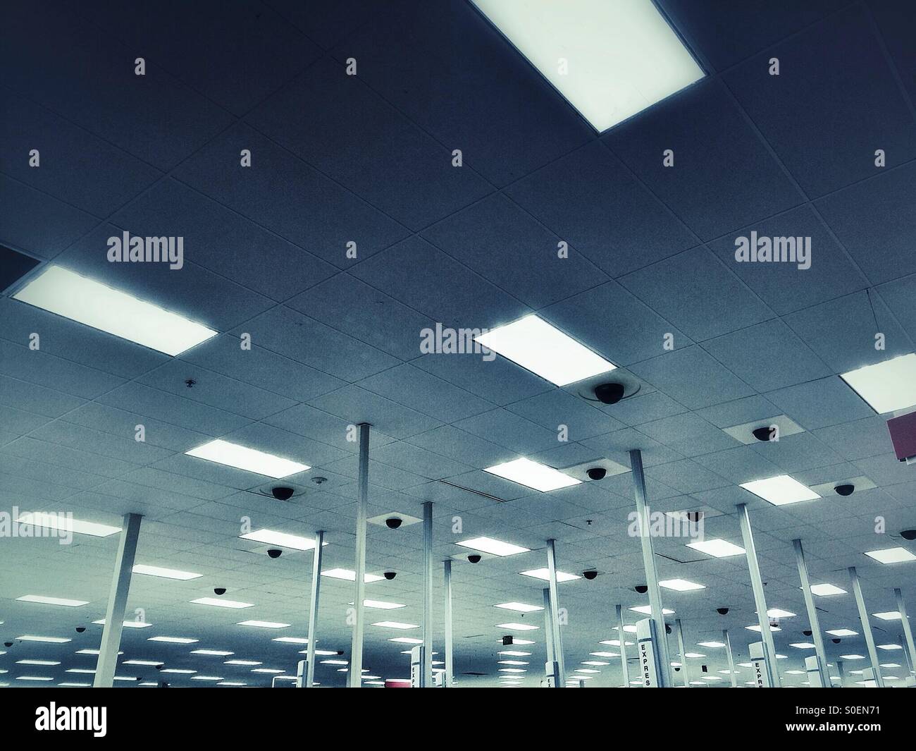 Lager-Lichter an der Decke - Smartphone-aufgenommenes Stockfoto