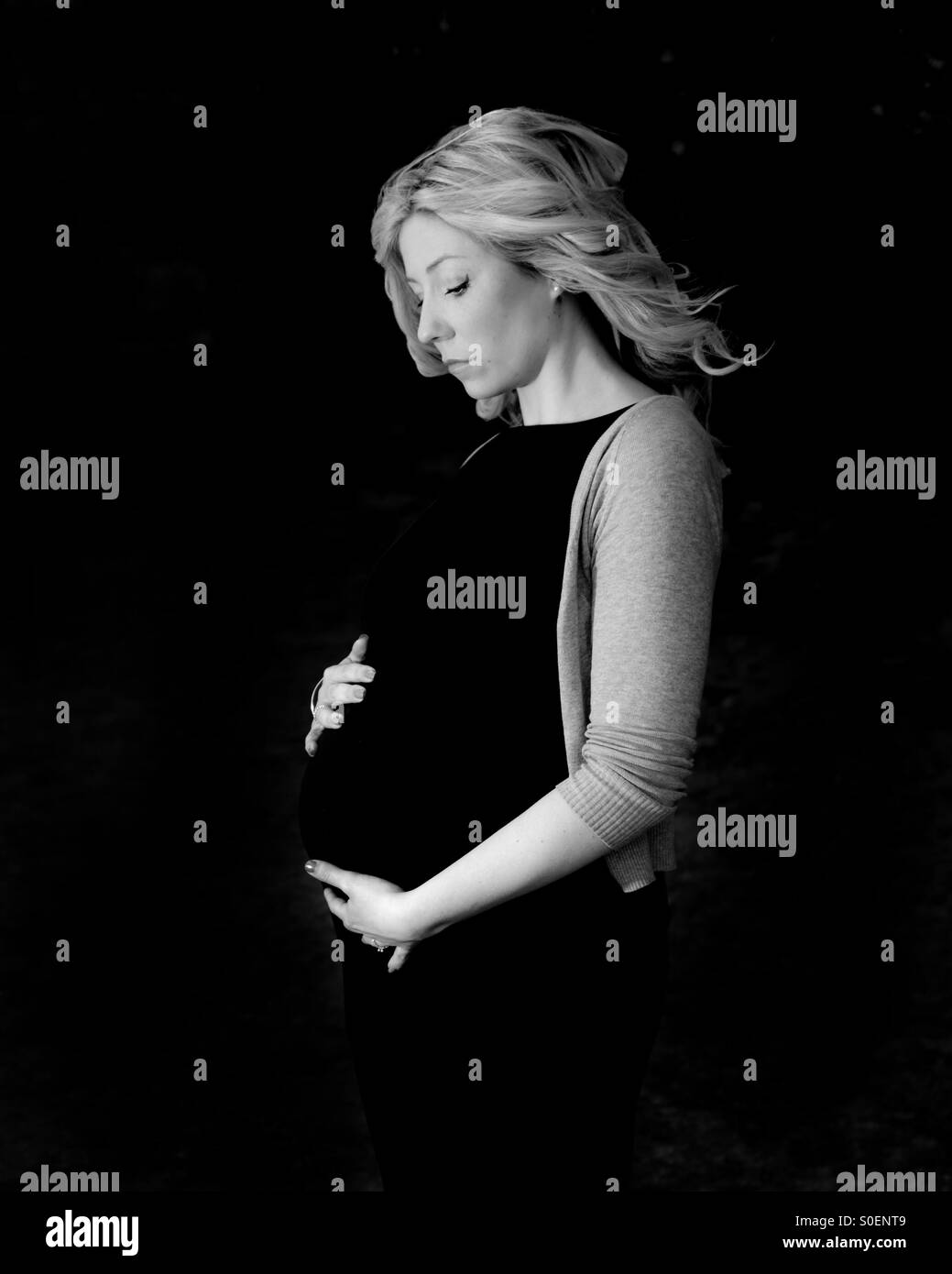 Schwanger-Relief Bild blonde Mutter zu sein Stockfoto