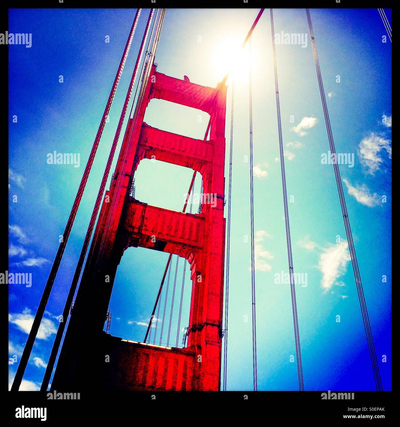 Detail der Stützpfeiler auf der Golden Gate Bridge. San Francisco, Kalifornien, USA - Smartphone-aufgenommenes Stockfoto