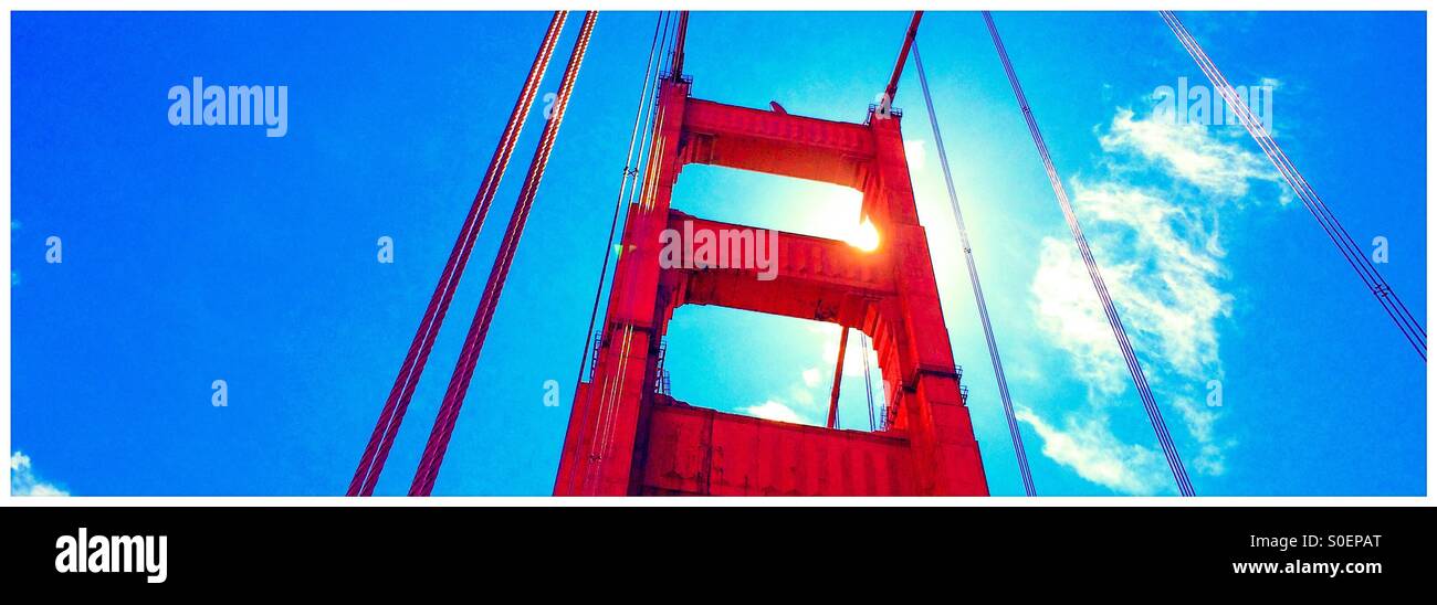 Detail der Stützpfeiler auf der Golden Gate Bridge. San Francisco, Kalifornien, USA - Smartphone-aufgenommenes Stockfoto