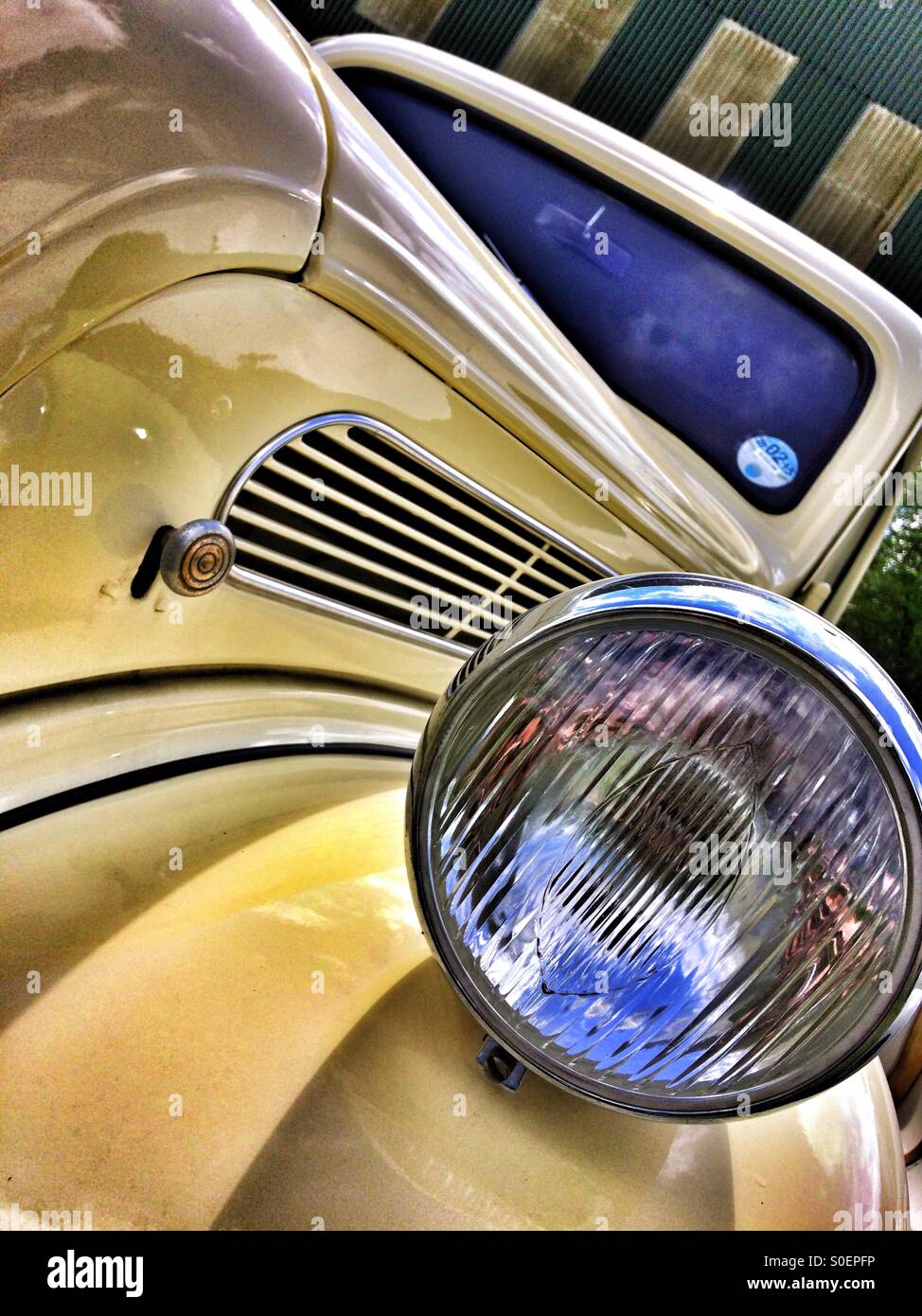 Oldtimer Ford Anglia - Smartphone-aufgenommenes Stockfoto