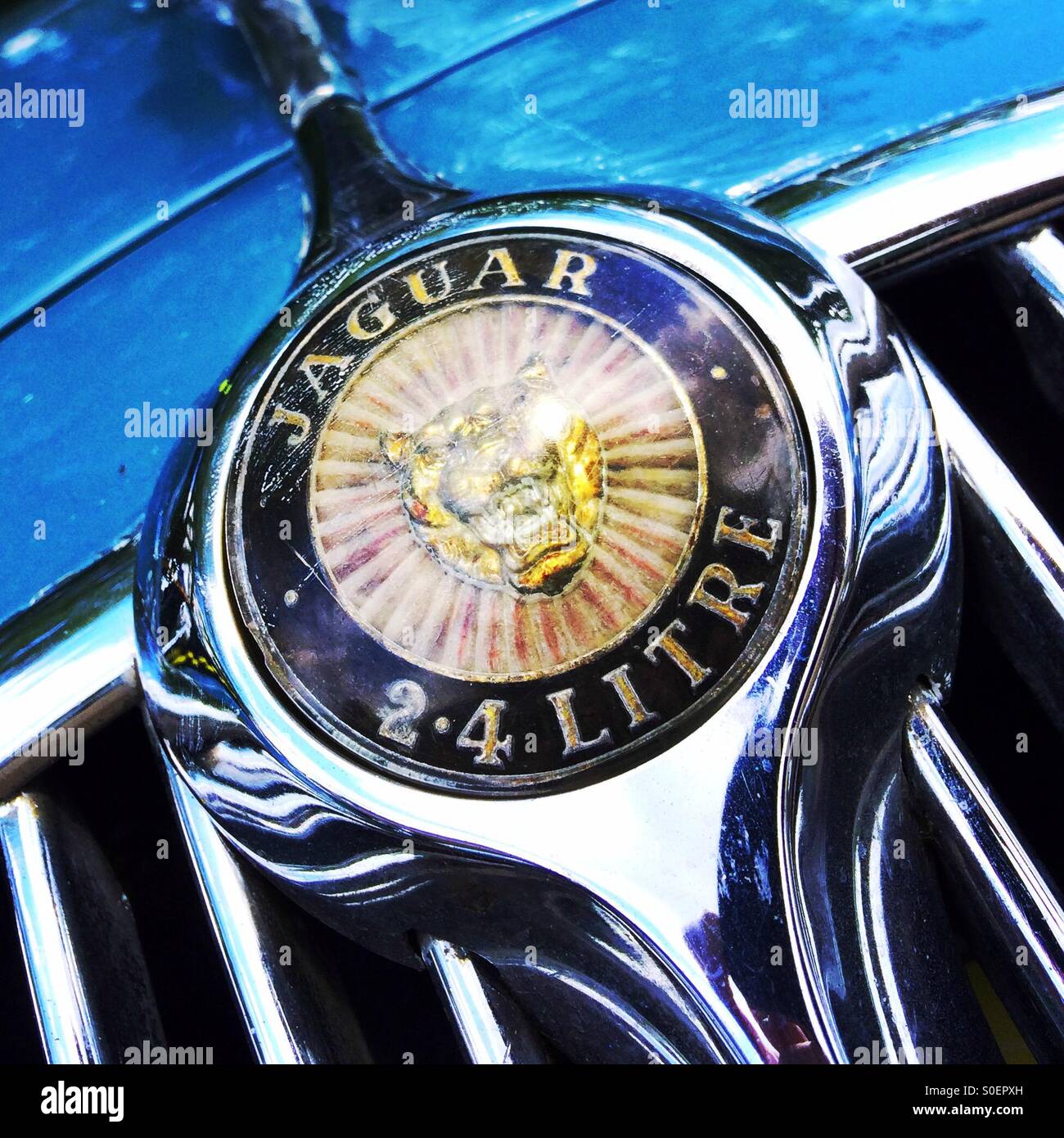 Alten Jaguar 2,4 Liter Grill Abzeichen - Smartphone-aufgenommenes Stockfoto