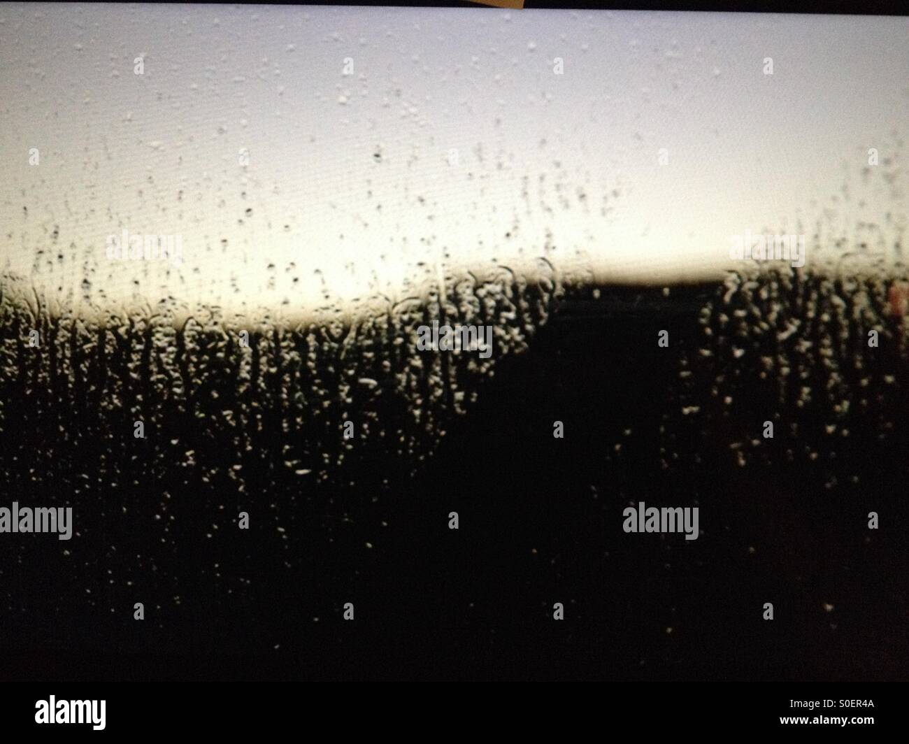 Blick auf die Berge durch das nasse Fenster eines Zuges in Bolivien in den  frühen Morgenstunden Stockfotografie - Alamy
