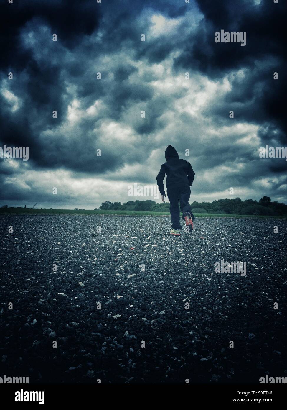Mit Kapuze junge weglaufen Stockfoto