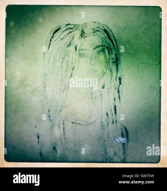 Porträt eines Mädchens kritzelte auf einem Schultisch Stockfoto