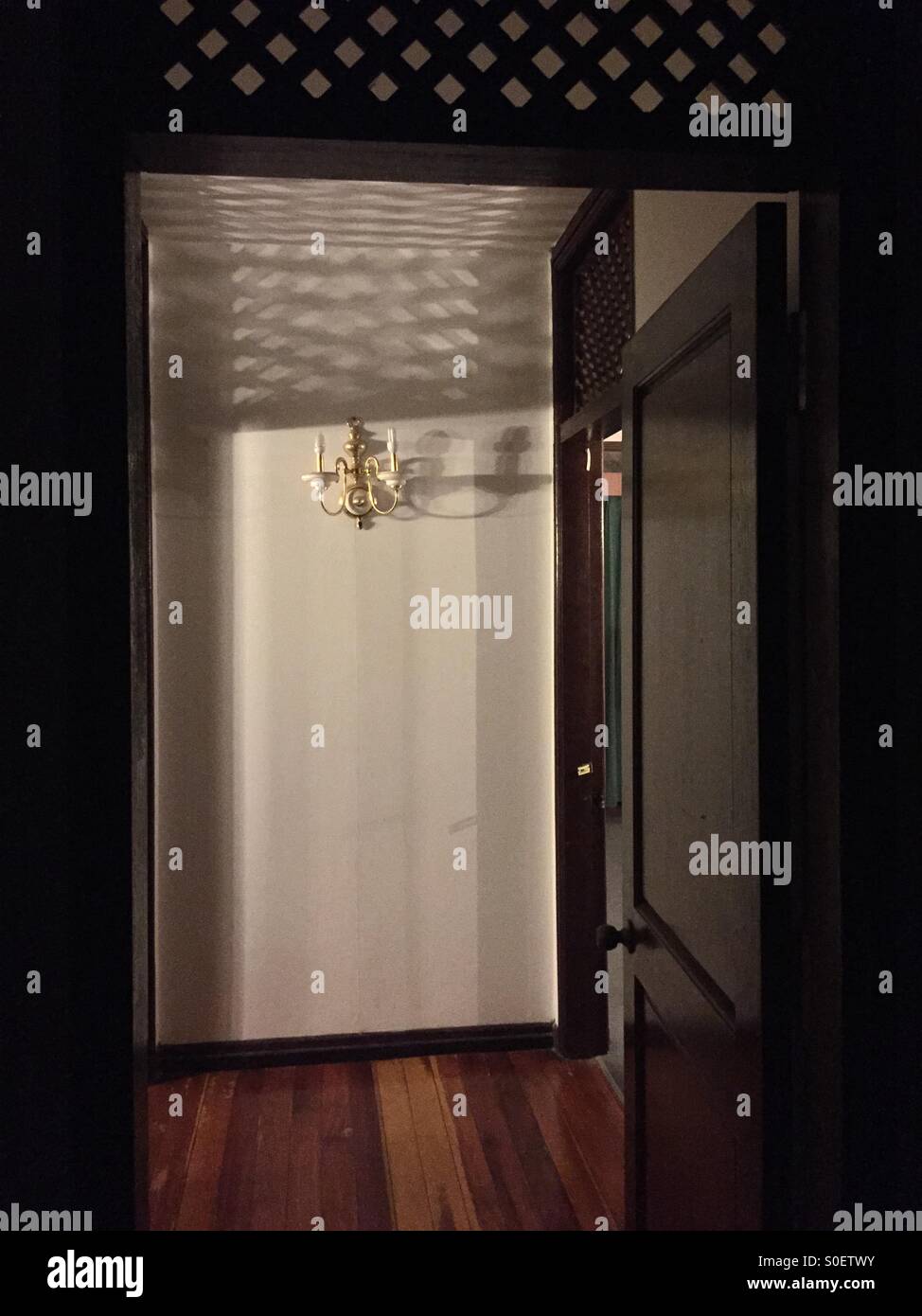 Halle Weg zu-Bett-Zimmer. - Smartphone-aufgenommenes Stockfoto