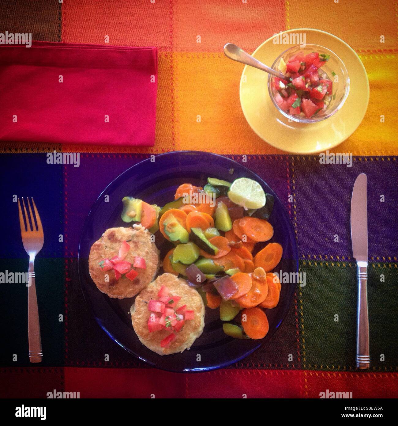 Kartoffelbrei, Kartoffelpuffer mit gegrilltem Gemüse und Tomaten-Sauce mit Habanero Chili serviert mittags in Flycatcher Inn Boutique Hotel in Santa Elena, Yucatan, Mexiko Stockfoto