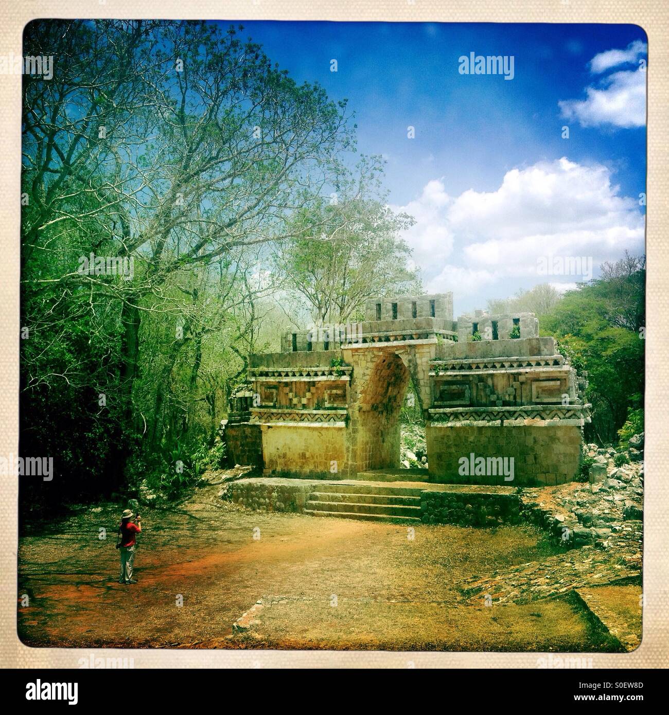 Ein Reisender nimmt ein Foto von dem Maya-Bogen von Labná im Ruta Puuc, Yucatan, Mexiko Stockfoto