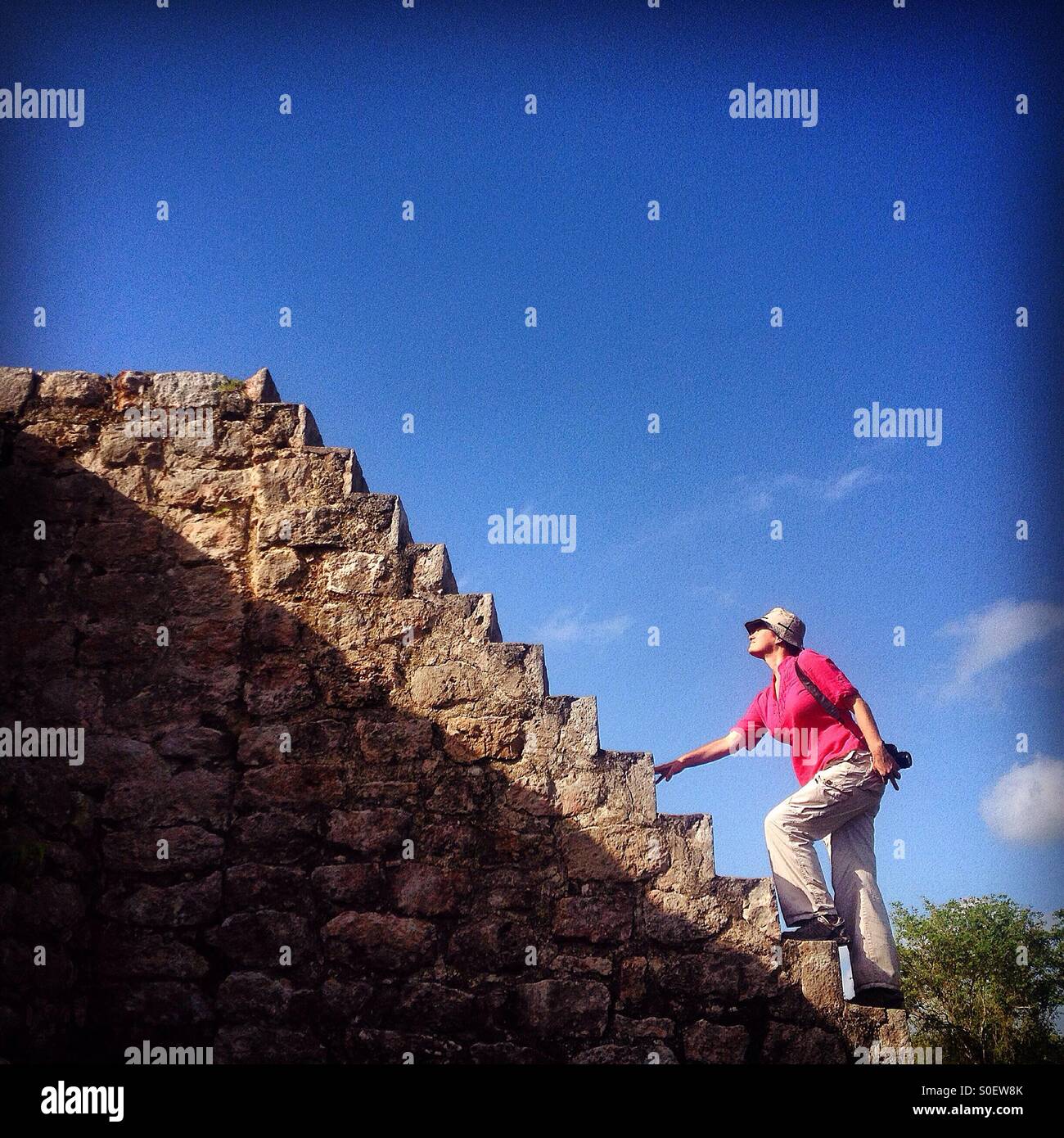 Eine Frau die Treppe in der alten Maya-Kabah in der Ruta Puuc, Yucatan, Mexiko - Smartphone-aufgenommenes Stockfoto