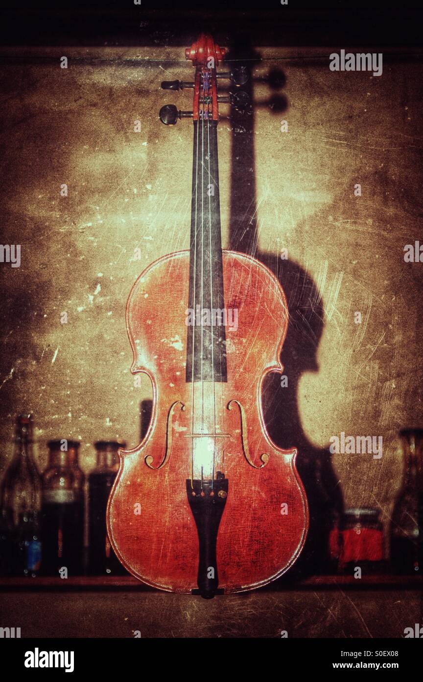 Geigenlack Trocknung in einem Geigenbauer-Labor in Cremona Italien Stockfoto