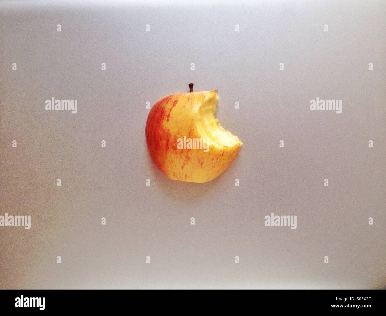 Aluminiumoberfläche Computer mit eine angebissene Apfel Stockfoto