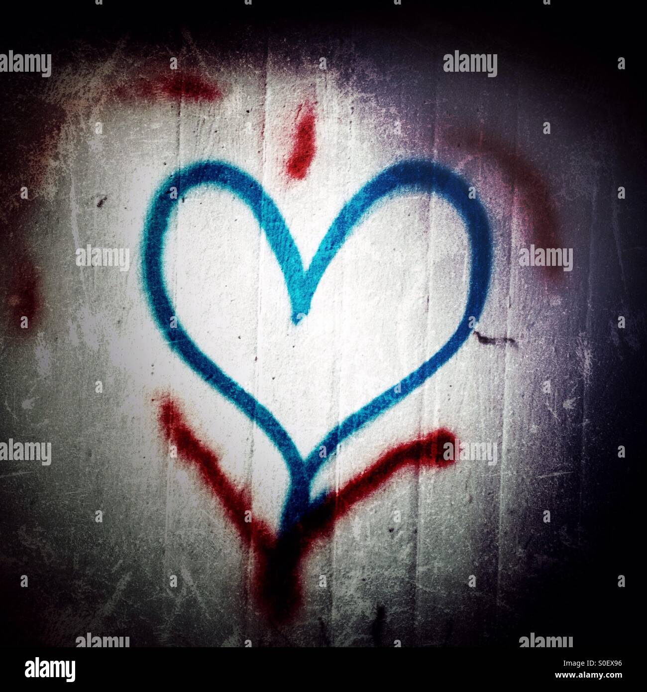 Graffiti eines Herzens auf einer Mauer in Berlin Stockfoto
