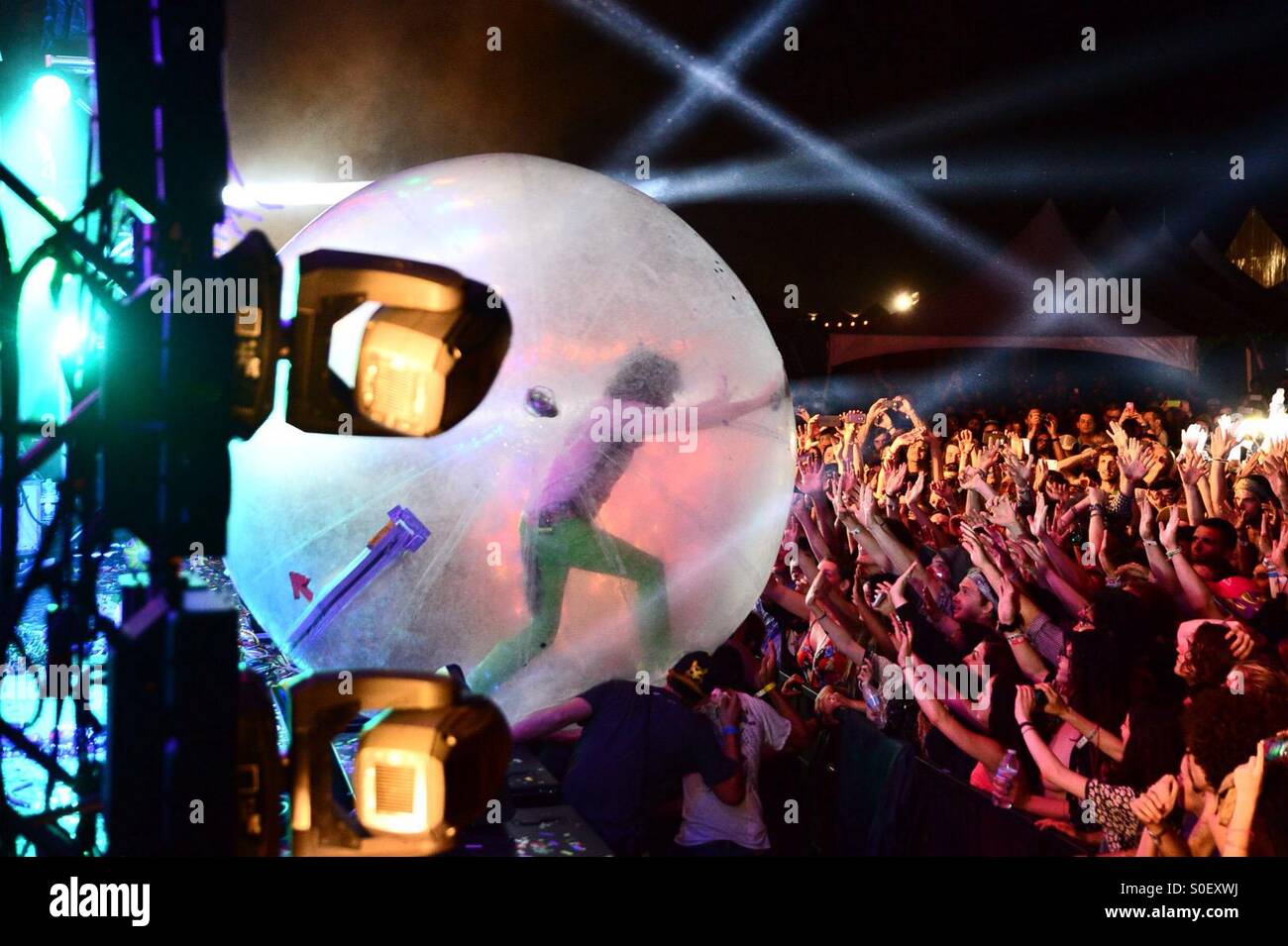 Die Flaming Lips Wayne Coyne Köpfe in der Masse in seiner Signatur "Hamster Ball" während der Levitation Austin 2015 Music Festival in Austin, Texas, USA. Stockfoto