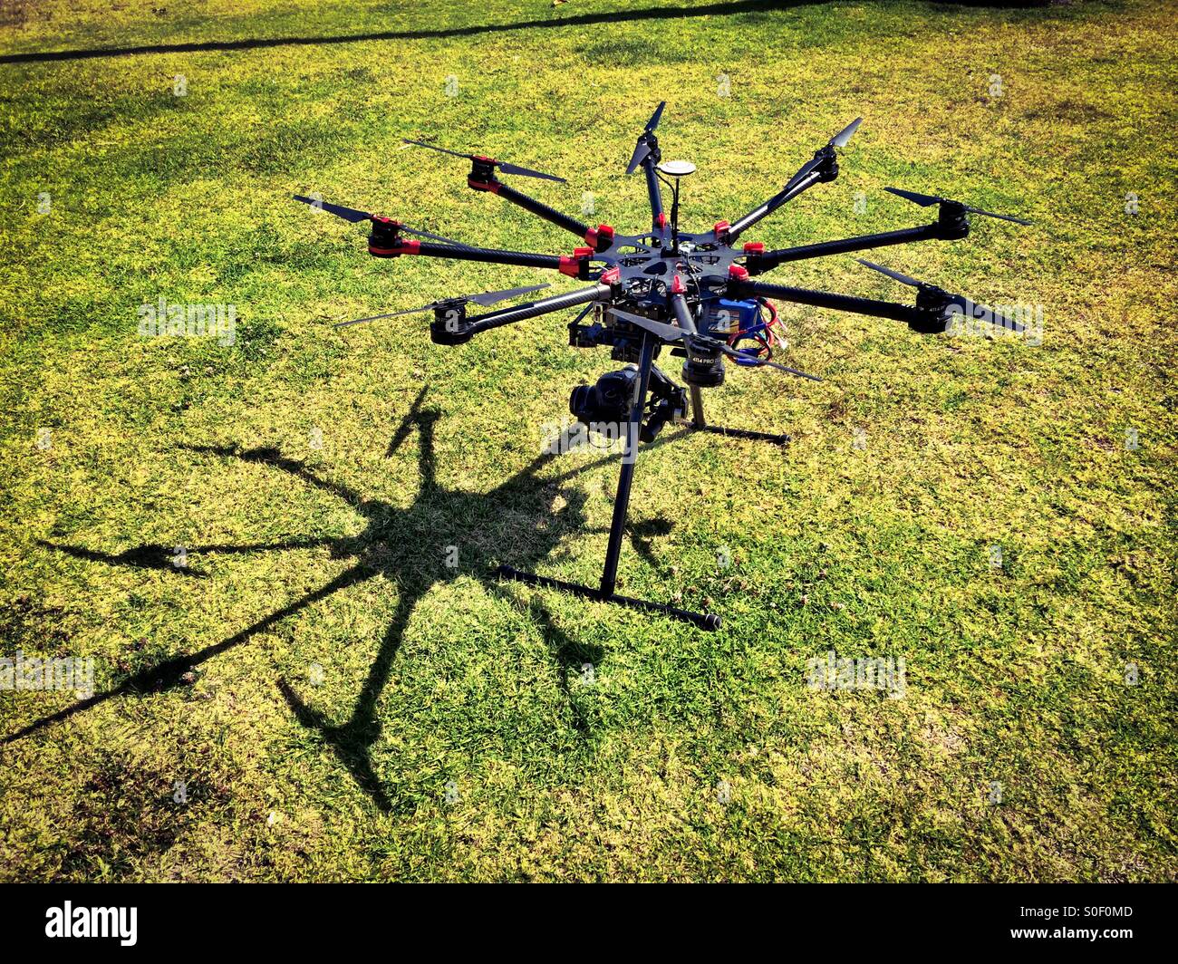 Canon 5D Mk III Kamera angeschlossen an eine remote gesteuerten Oktokopter-Drohne - Smartphone-aufgenommenes Stockfoto