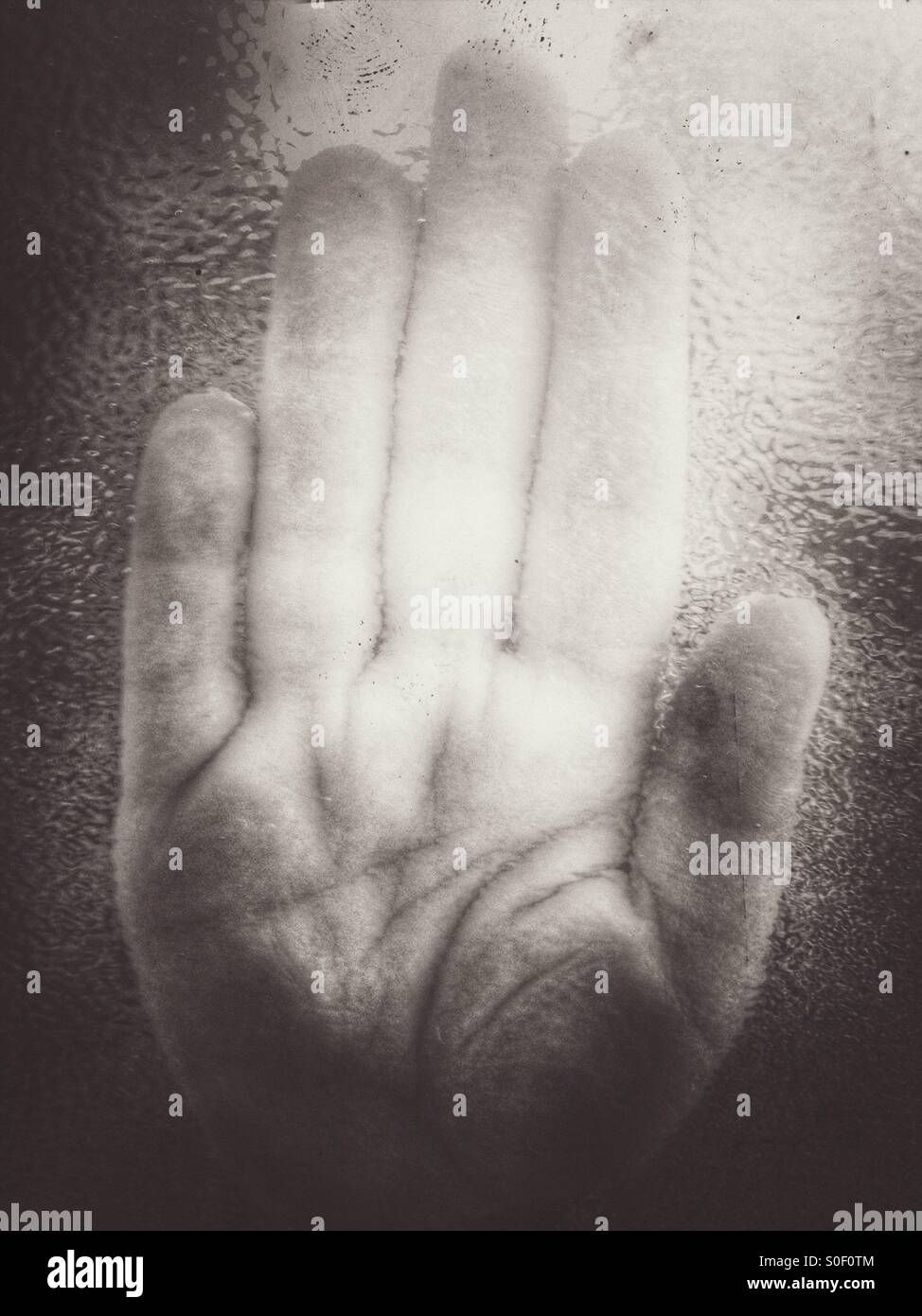 Hand des Kindes auf eine Glasmalerei Fenster - Smartphone-aufgenommenes Stockfoto