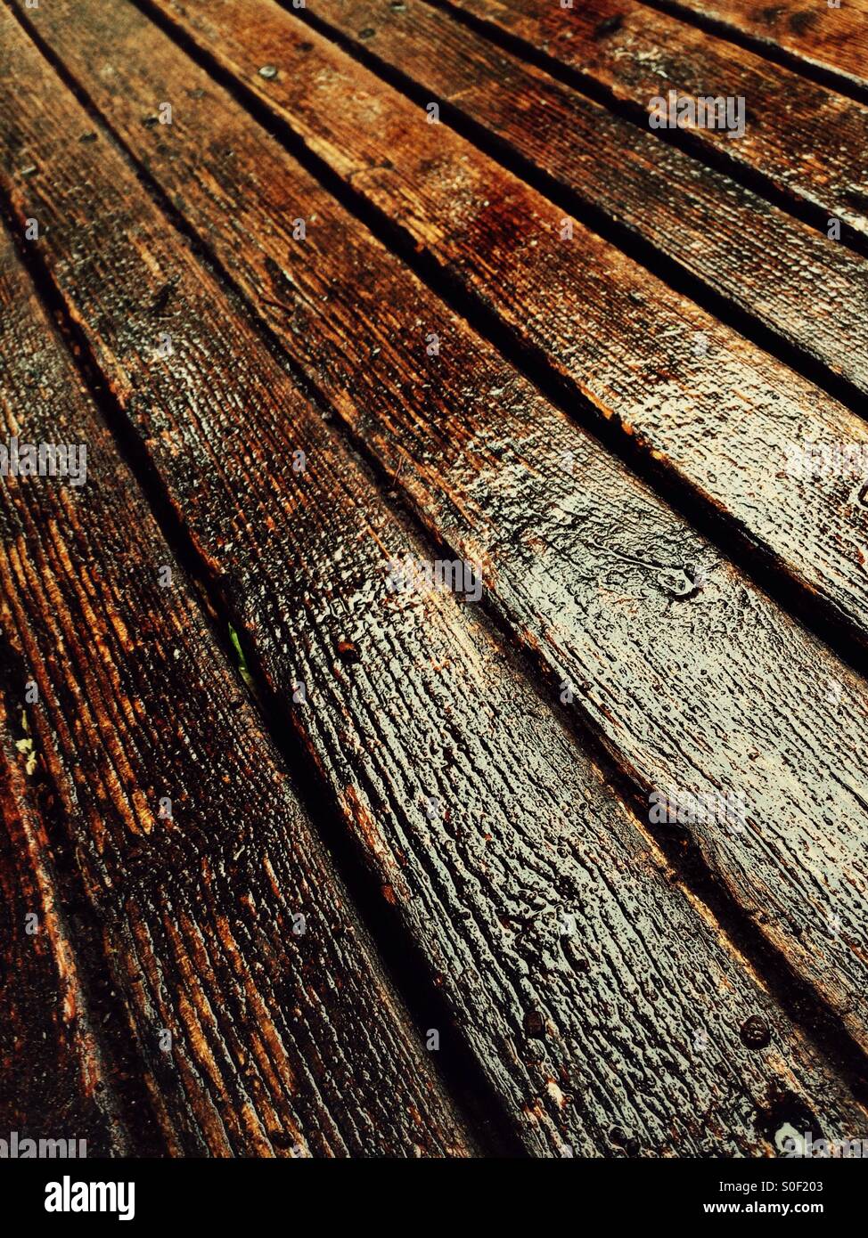 Nasse Holzplanken Stockfoto