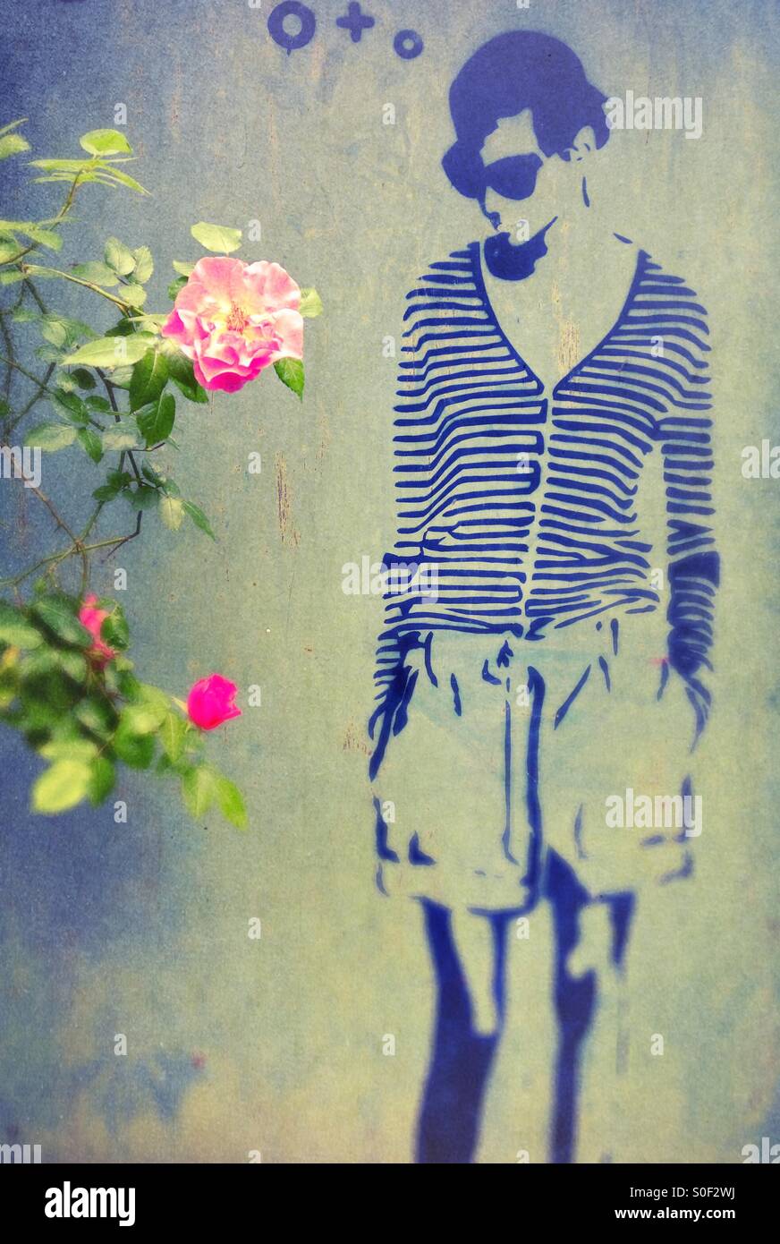 Cooles Berlin - Graffiti-Wandkunst in Berlin Deutschland - Audrey Hepburn Kunstwerk an einer Wand mit pinkfarbener Rose Stockfoto