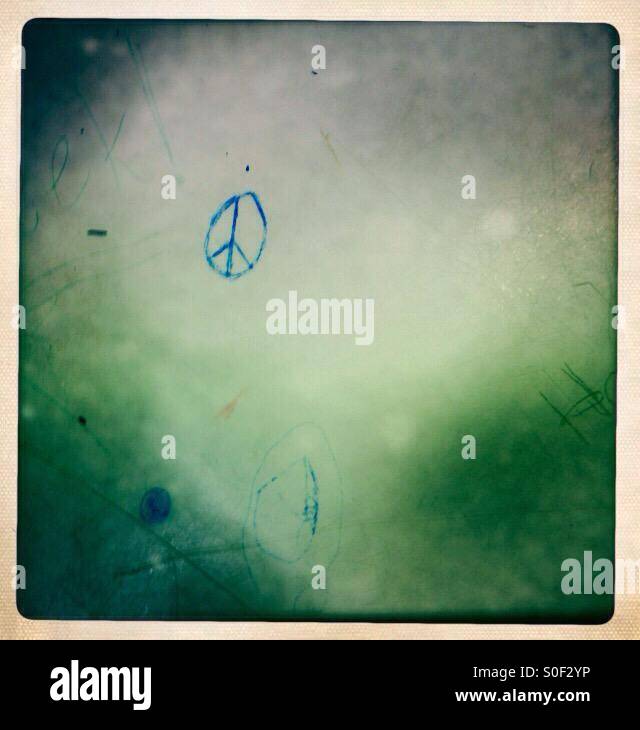 Peace Symbol Graffiti an einem Schultisch - Smartphone-aufgenommenes Stockfoto