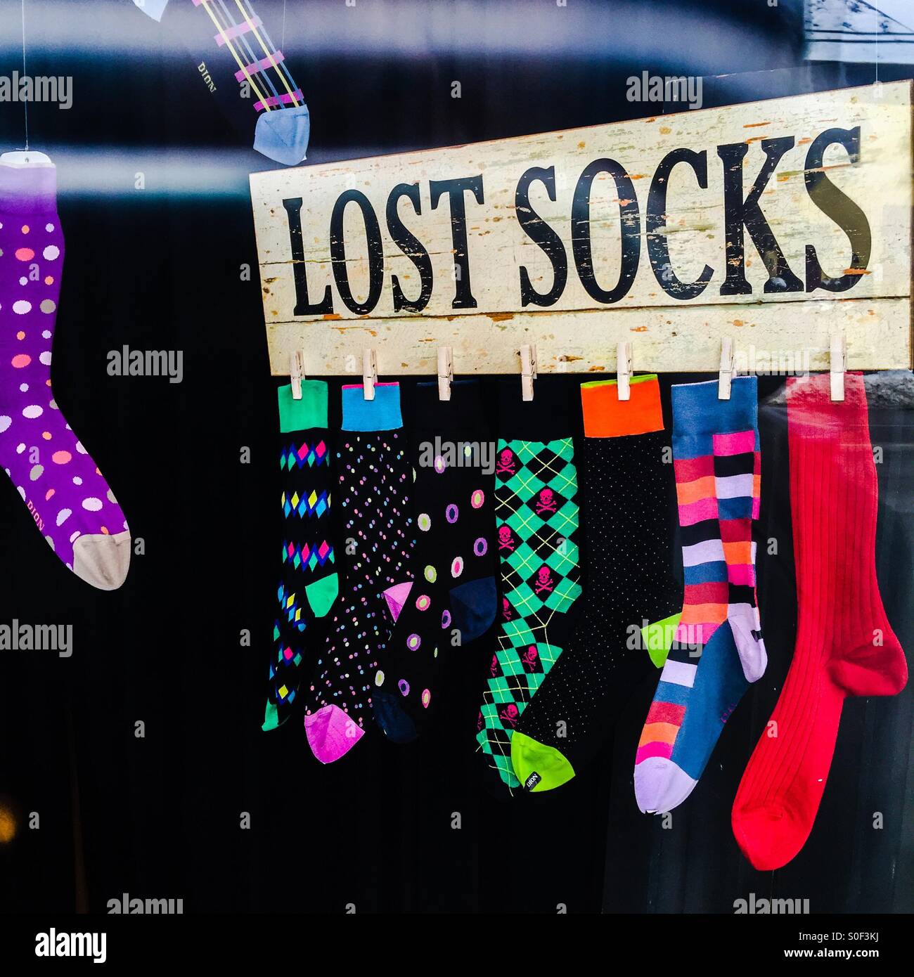 Einzigartig. Ein halbes Paar. Viele Paare. Schaufenster in einem hochwertigen Bekleidungsgeschäft. - Smartphone-aufgenommenes Stockfoto