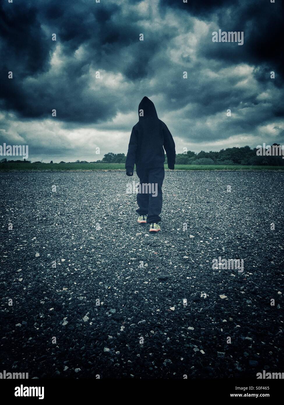 Vermummte Kind allein zu Fuß Stockfoto