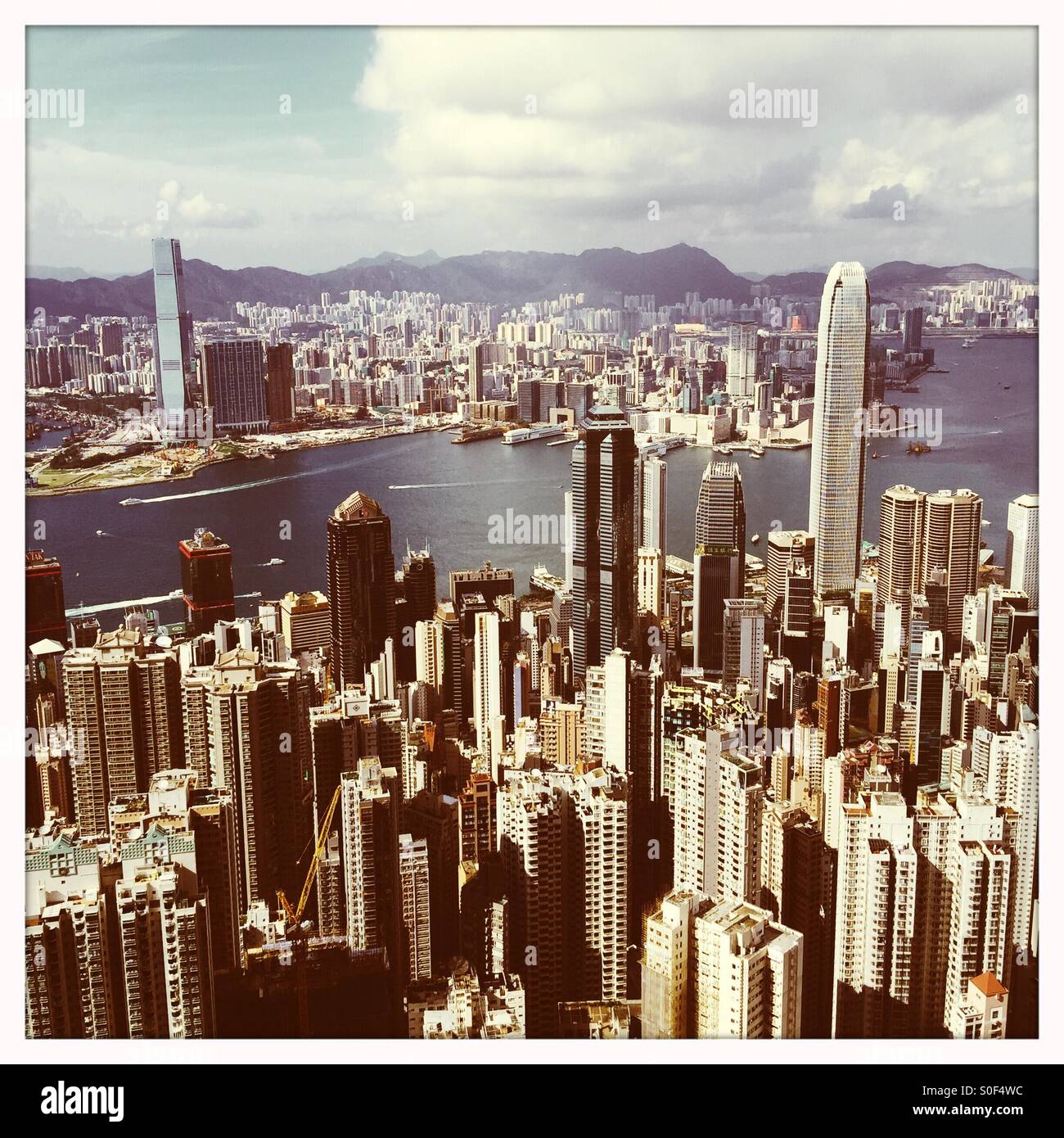 Skyline von Hong Kong aus The Peak an einem klaren Tag Stockfoto