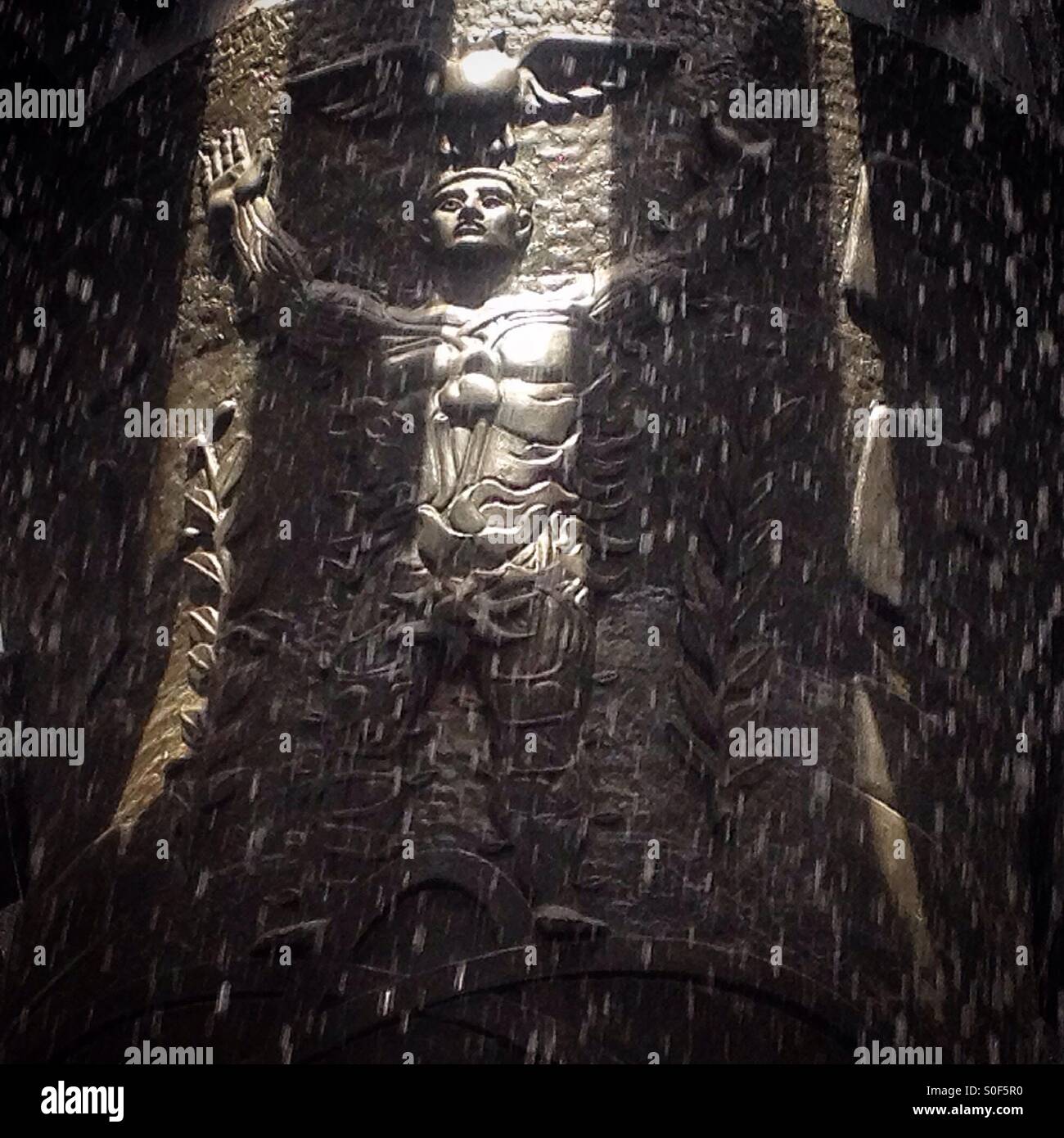 Sonnenlicht beleuchtet eine Skulptur in den Brunnen das Nationalmuseum für Anthropologie in Mexiko-Stadt, Mexiko Stockfoto