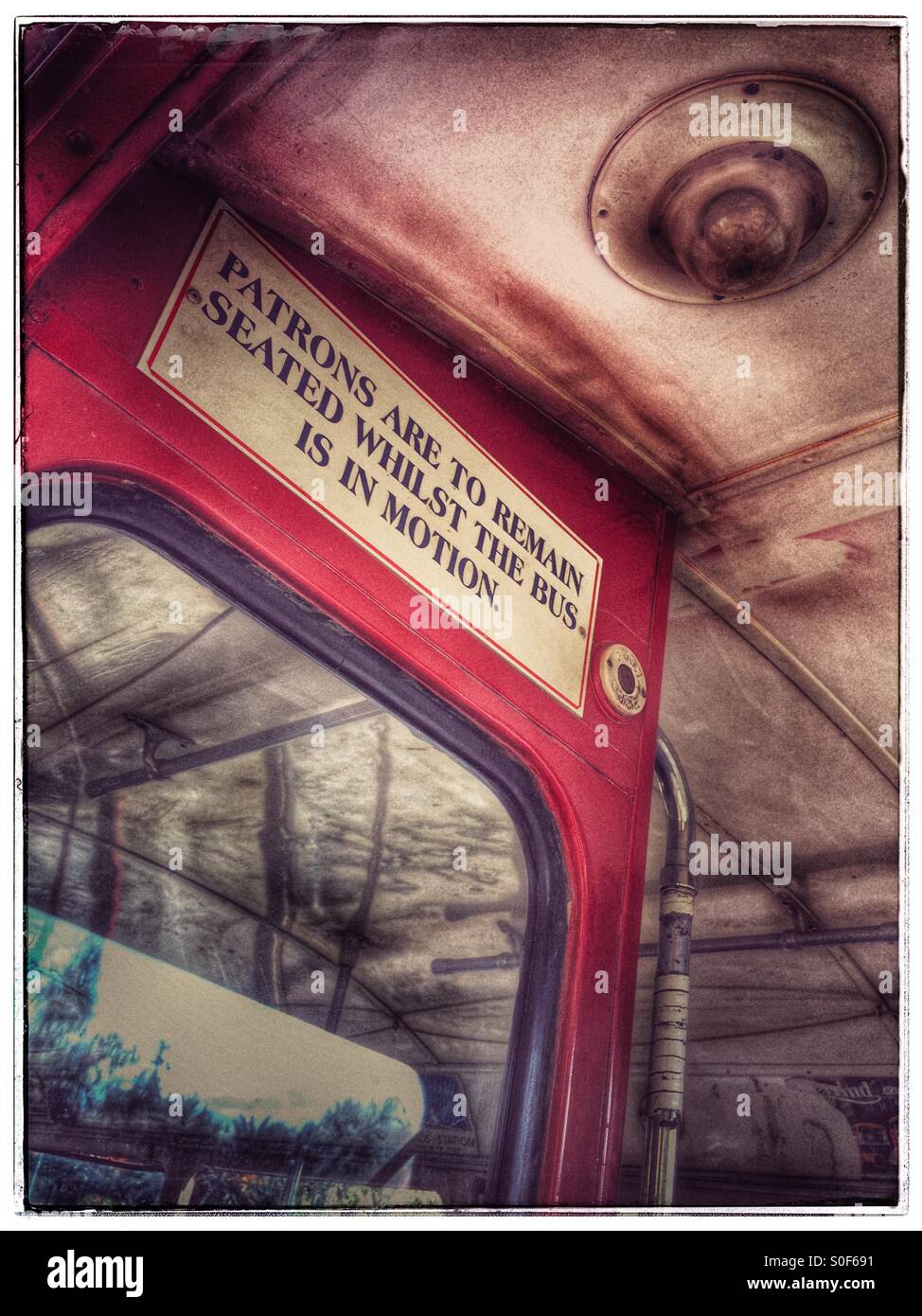 Innerhalb der 50er Jahre London Bus ist noch gebräuchlich in Matjiesfontein, Südafrika. - Smartphone-aufgenommenes Stockfoto