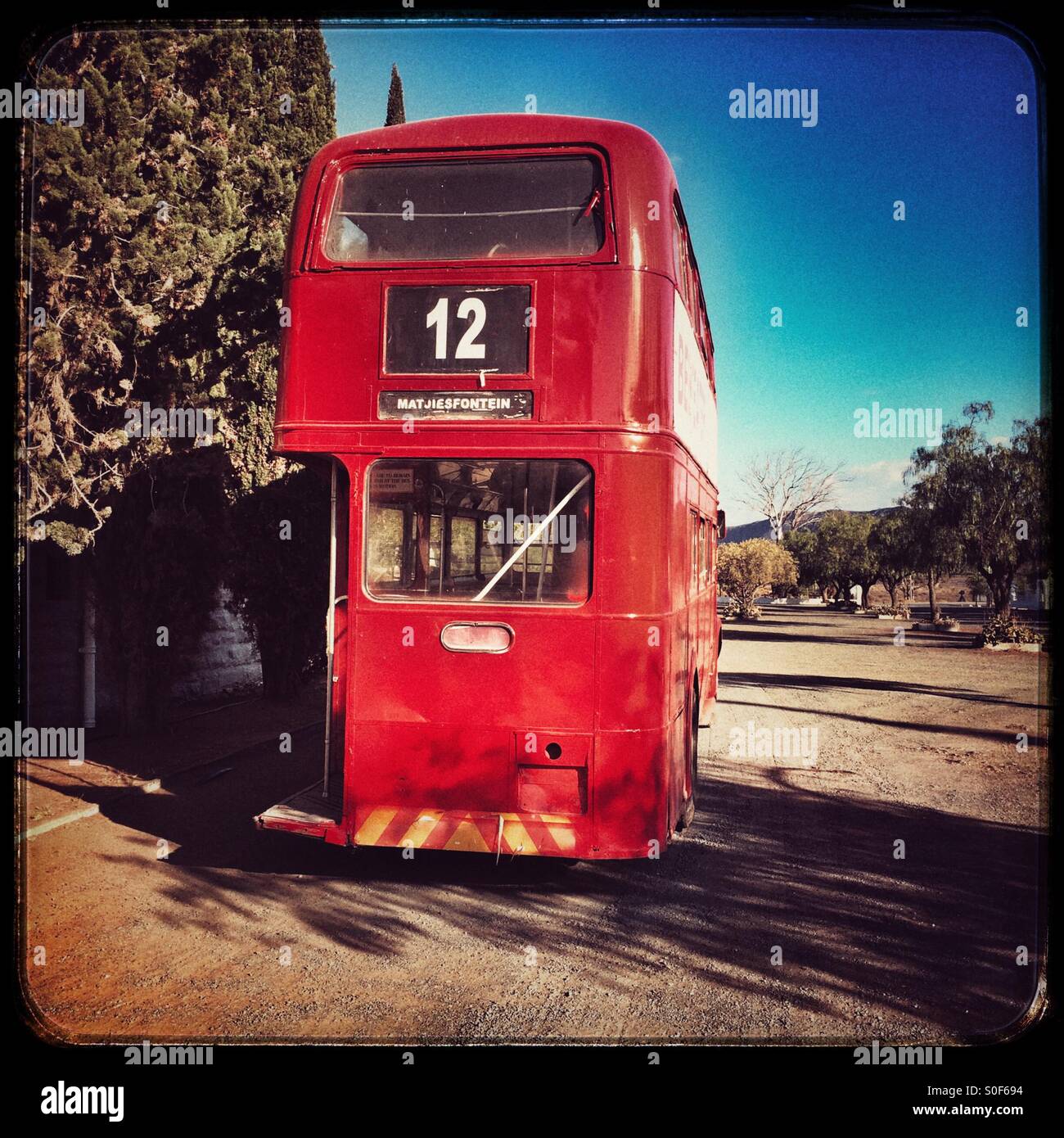 Roten Doppeldecker-Bus aus London in den fünfziger Jahren importiert ist noch gebräuchlich in Matjiesfontein, Südafrika. - Smartphone-aufgenommenes Stockfoto