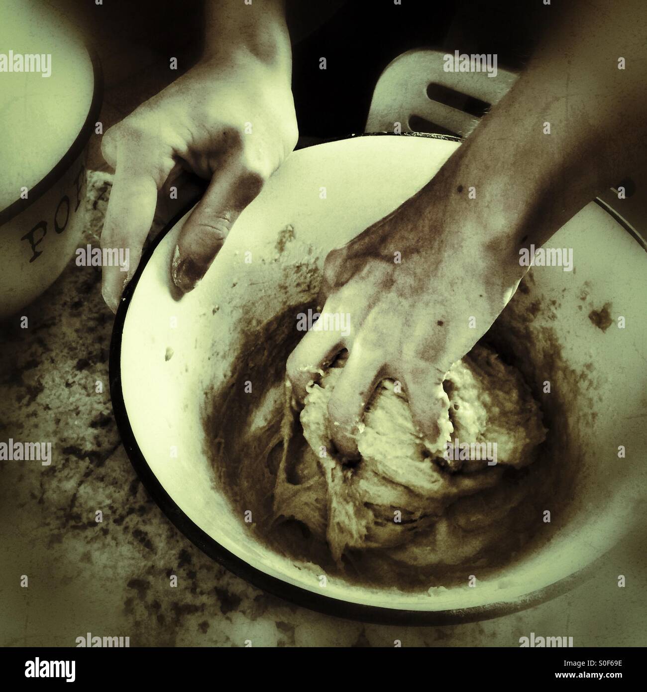 Mischen Teig um Brot zu backen. - Smartphone-aufgenommenes Stockfoto