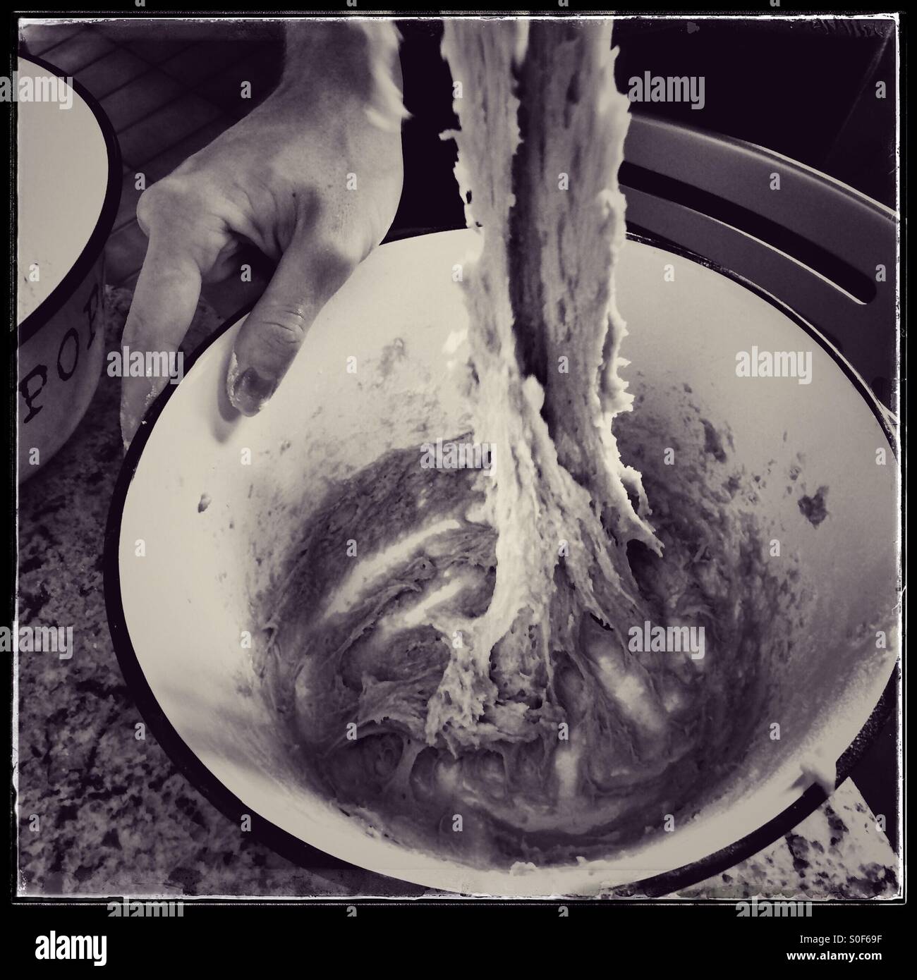 Mischen Teig um Brot zu backen. - Smartphone-aufgenommenes Stockfoto