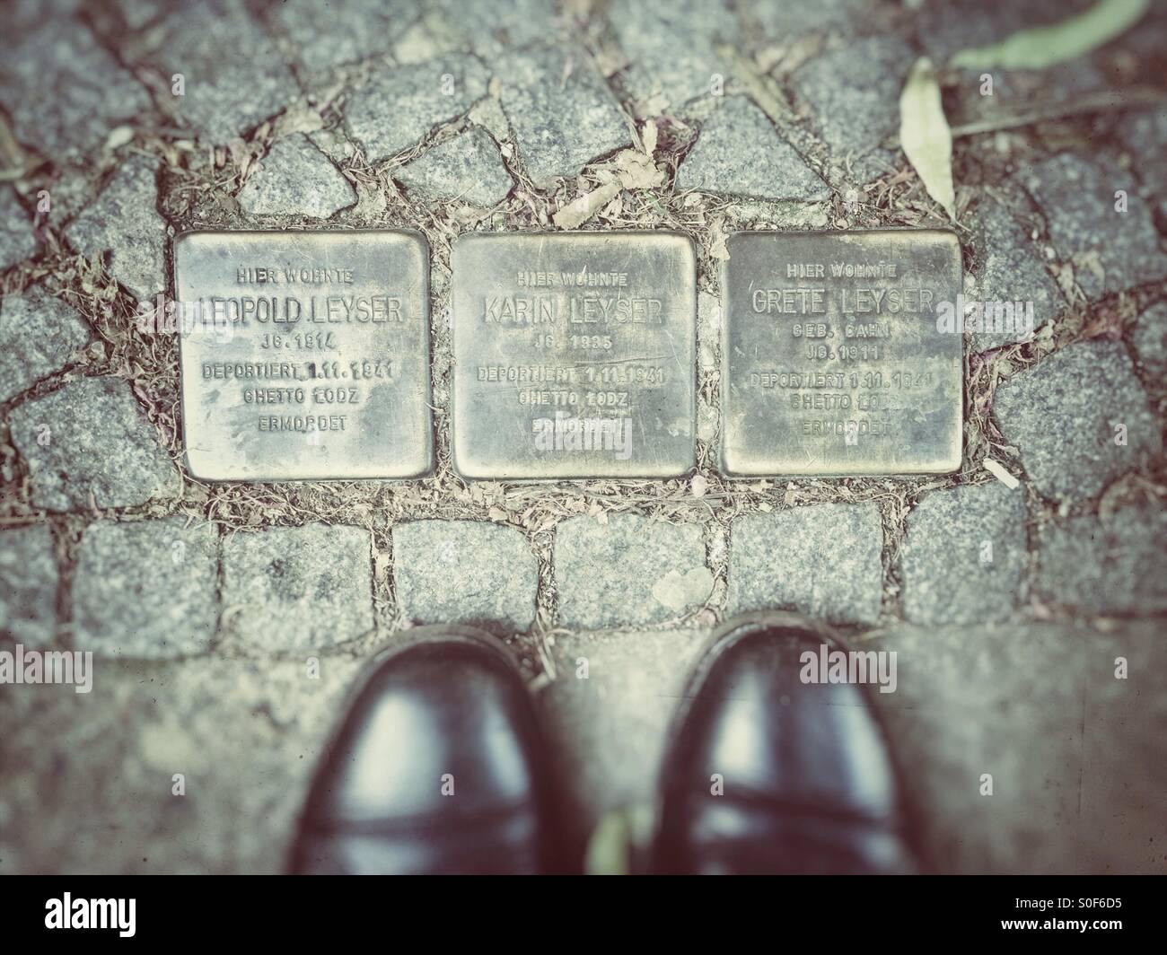 Blickte auf Gedenksteine für Juden in der Shoa in das Pflaster des Gehwegs des Hauses ermordet wurden sie vor und während der Nazi-Herrschaft lebten Stockfoto