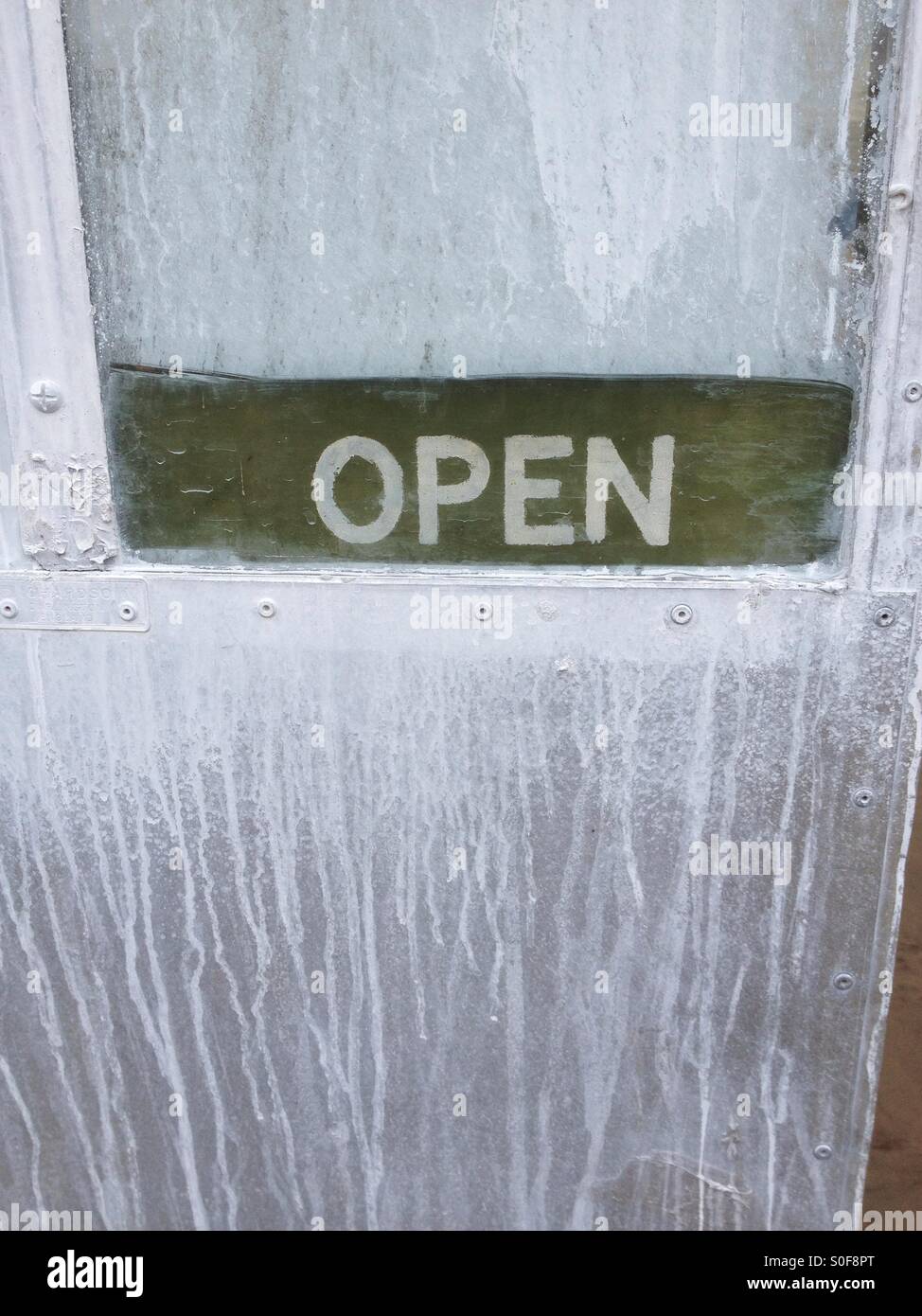 Schild "geöffnet" auf eine weiße gewaschenen Tür Stockfoto