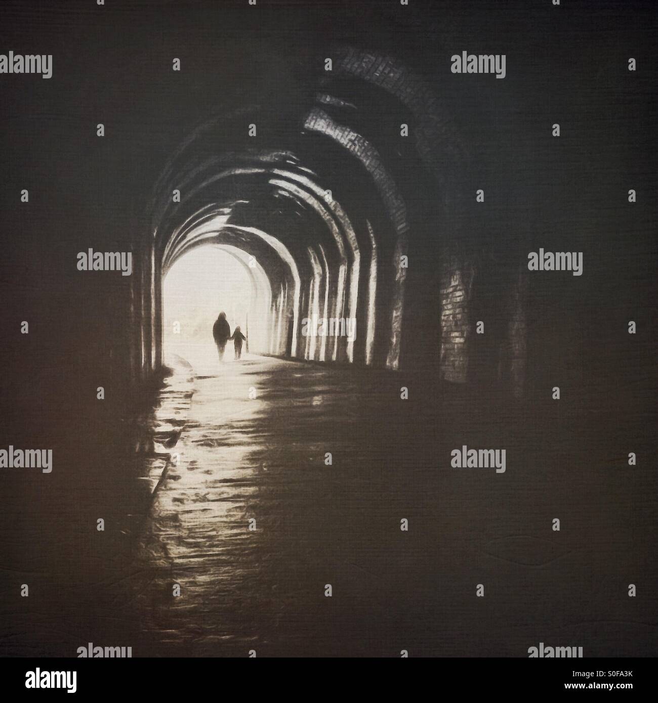 Ende eines langen dunklen Tunnels - Smartphone-aufgenommenes Stockfoto