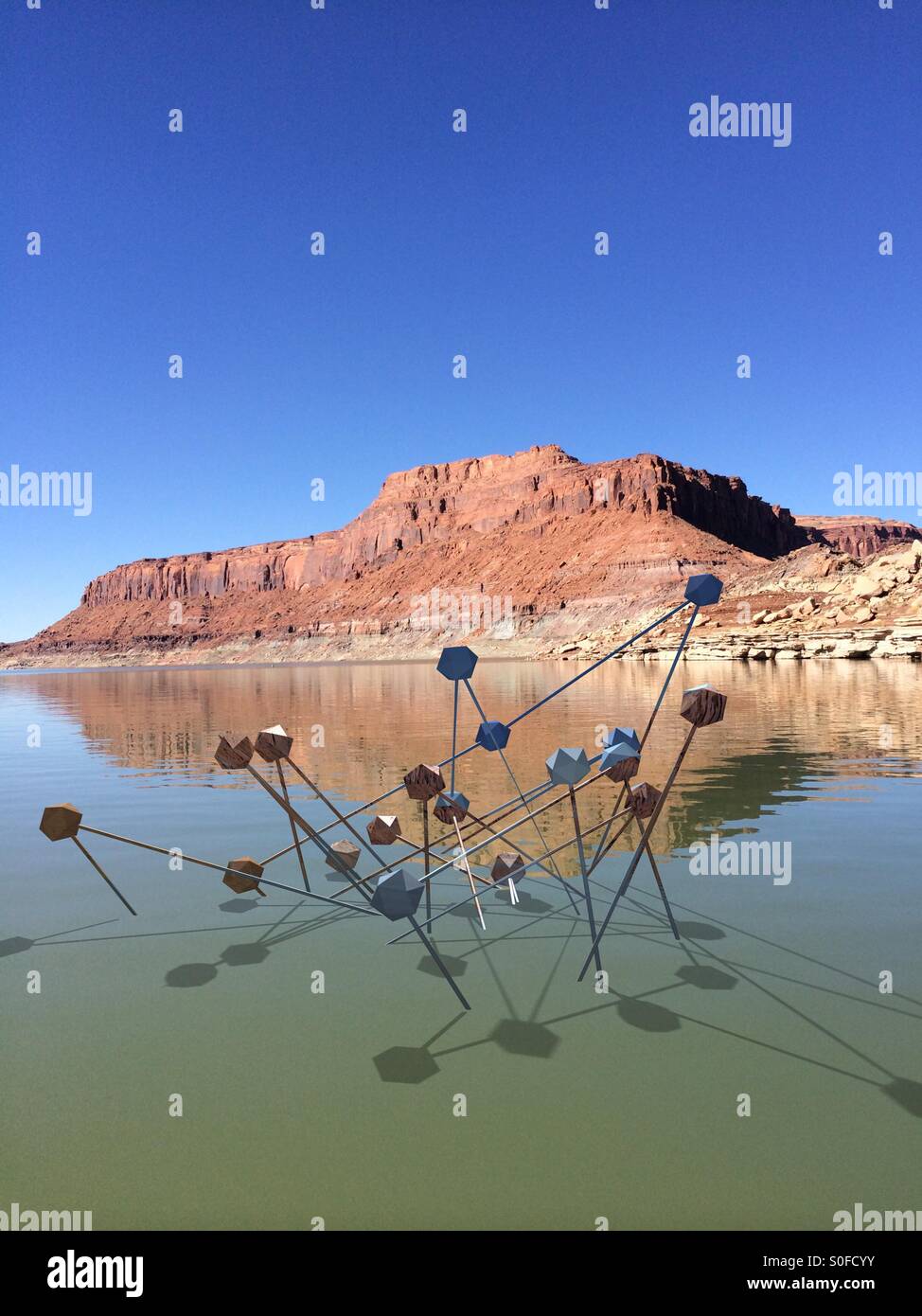 Surrealistische Objekt im Wasser - Smartphone-aufgenommenes Stockfoto
