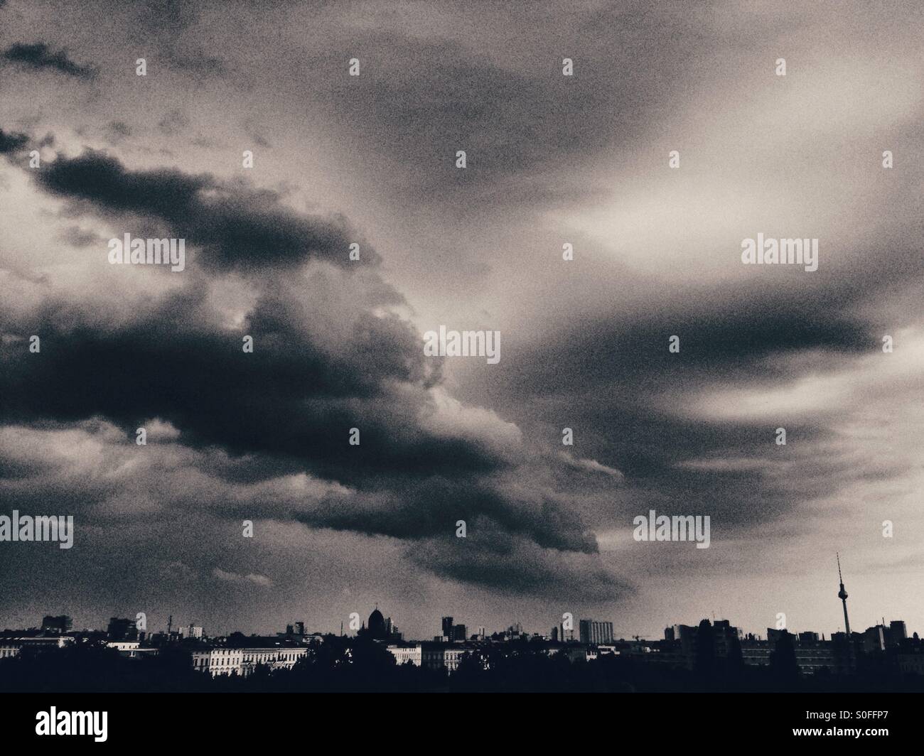 Dunkle Wolken über Berlin Stockfoto