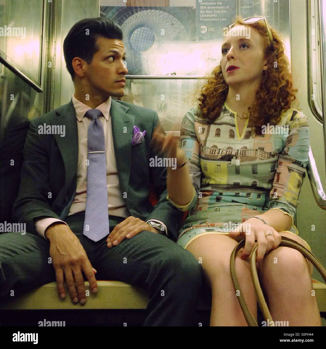 Junges Paar engagiert im Gespräch fahren die New Yorker u-Bahn. Stockfoto