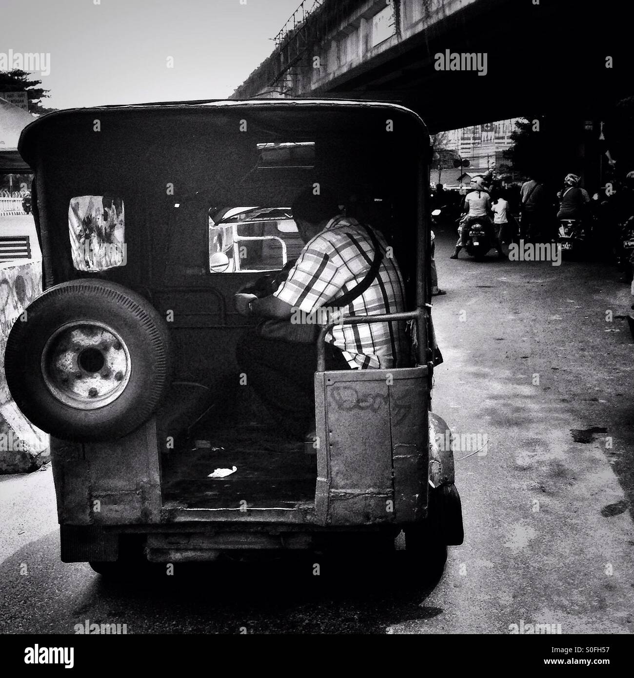 Bemo ist ein 3-Reifen-Fahrzeug in Jakarta. Es kam als Transportmittel für asiatisch-afrikanischen Konferenz zurück in den frühen 60er Jahren. Es passt 1 Person auf der Vorder- und 4 Leute hinter dient städtischen Seite der Stadt. Stockfoto