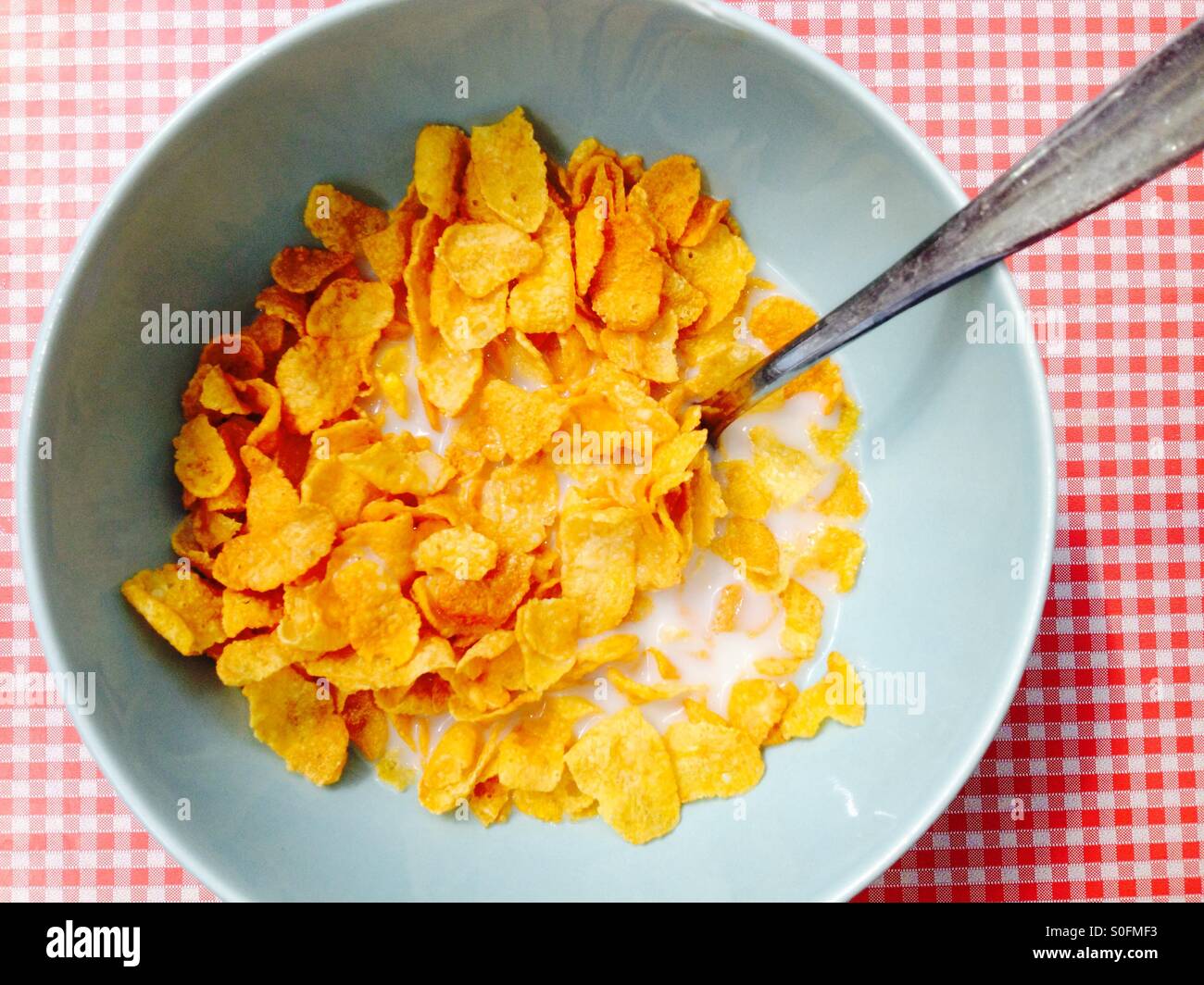 Schüssel cornflakes - Smartphone-aufgenommenes Stockfoto
