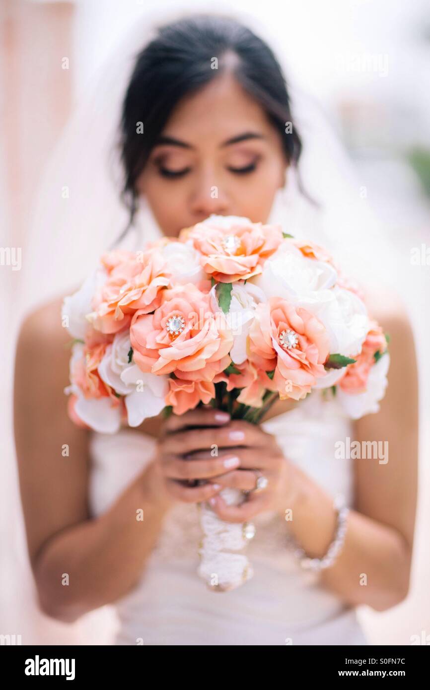 Braut halten Blumen Stockfoto