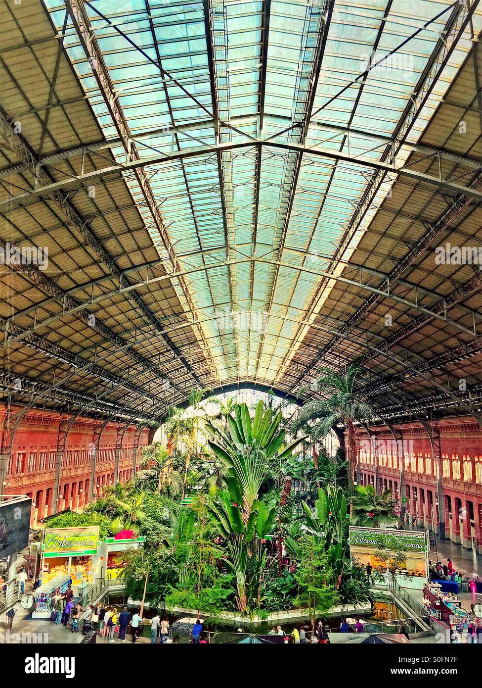 Das Atrium der Bahnhof Atocha in Madrid, Spanien Stockfoto