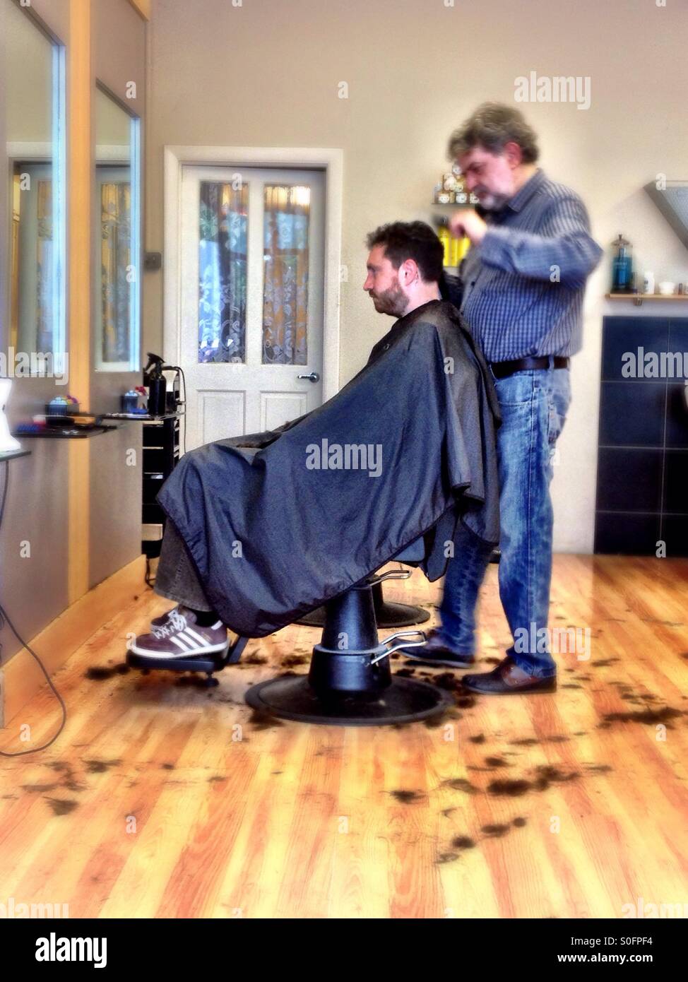 Bei der Friseure. - Smartphone-aufgenommenes Stockfoto