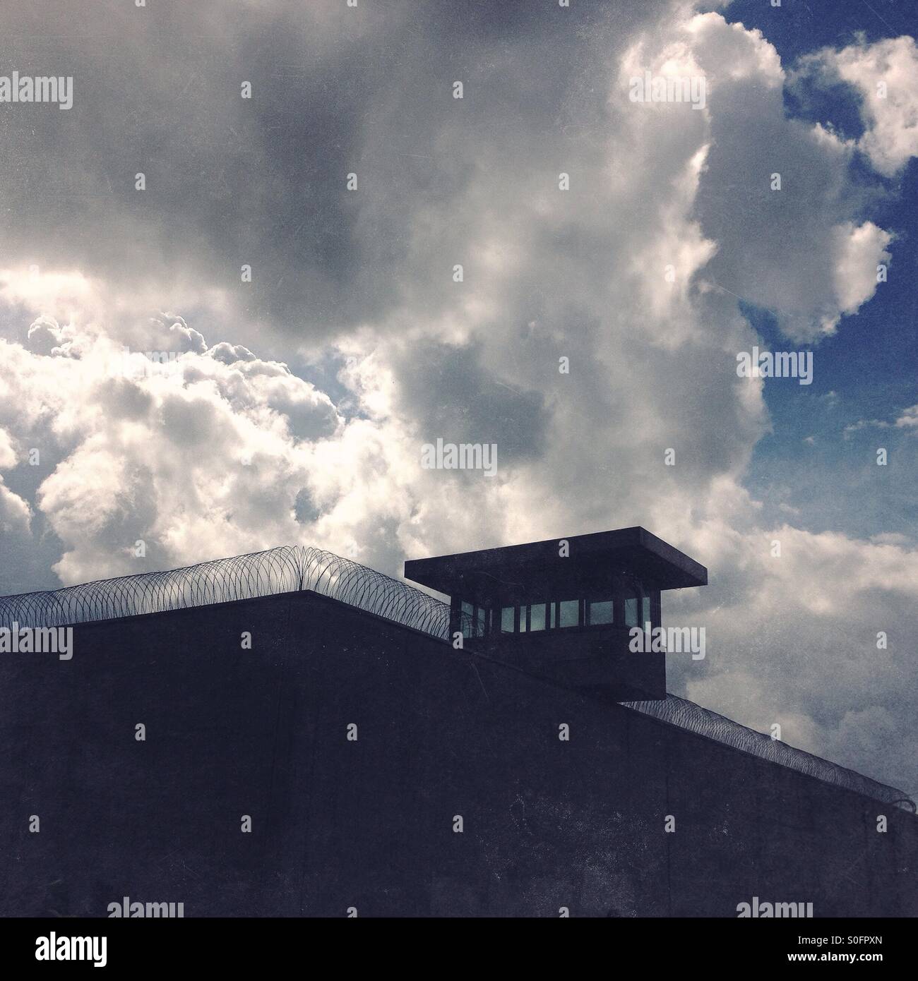 Gefängnis Wachturm mit dramatischen Wolkenhimmel, KZ Neuengamme, Hamburg, Deutschland Stockfoto