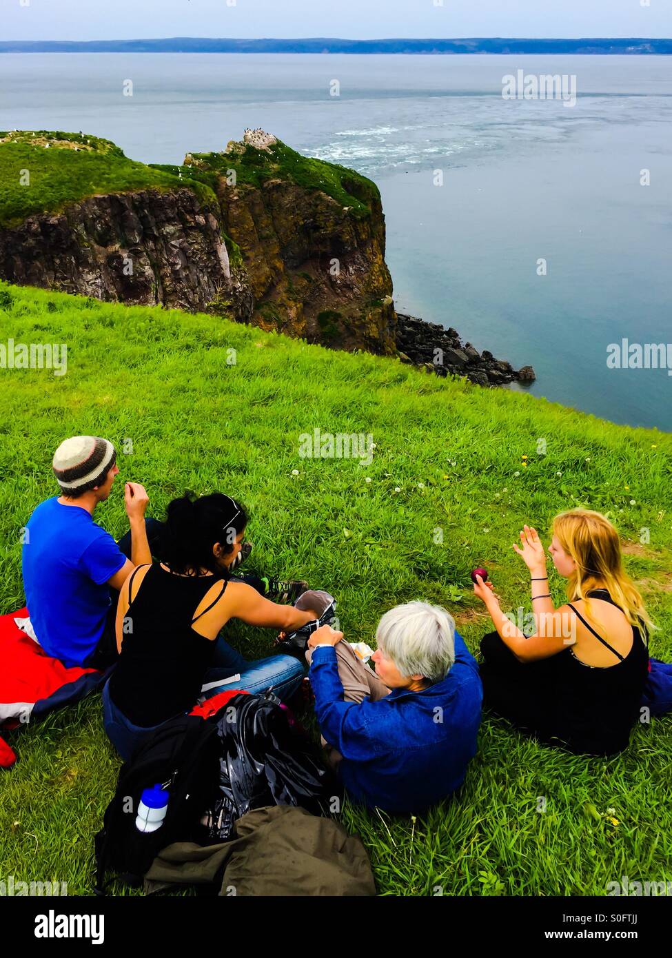 Familienausflug am Ufer des Atlantischen Ozeans, Nova Scotia, Kanada. Ein schöner Frühlingstag. Schön. Im Freien. Kommunikation mit der Natur. Verbindung Wird Hergestellt Stockfoto