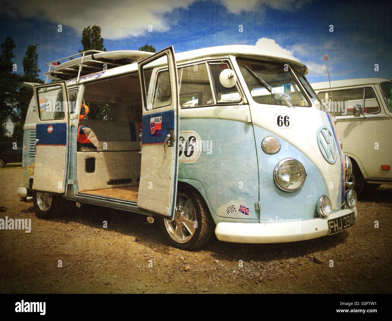 VW Wohnmobil mit geteiltem Bildschirm und offenen „Scheunentüren“. The 'Bus Stop Over', Newark Showground, Newark, Nottinghamshire, Großbritannien. - Smartphone-aufgenommenes Stockfoto