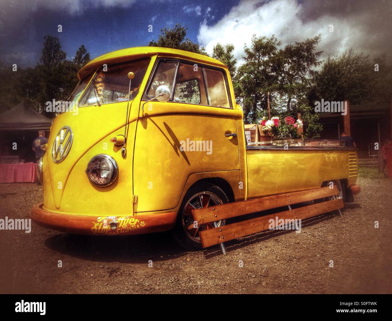 Ein VW-Flachbett-Pickup mit geteiltem Bildschirm. The 'Bus Stop Over', Newark Showground, Newark, Nottinghamshire, Großbritannien. Stockfoto