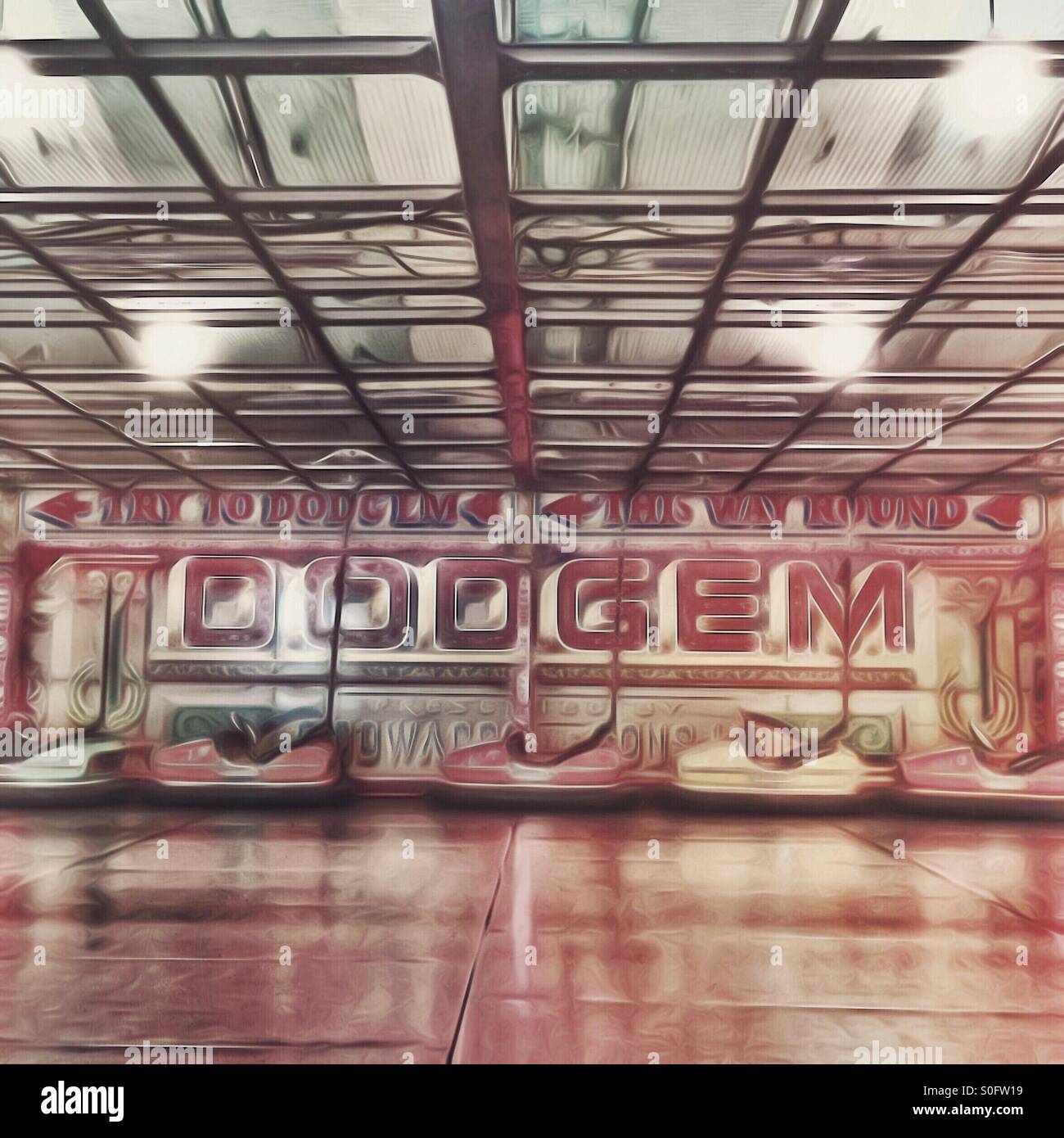 Autoscooter auf Dingles Vintage Heritage Rummelplatz - Smartphone-aufgenommenes Stockfoto